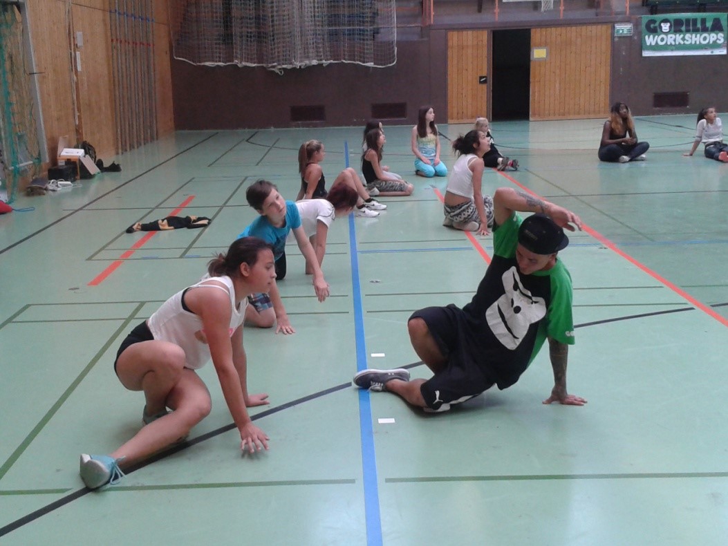 Ende Juni begeisterten junge prominente Freestyle-Sportler mit dem Jugendprojekt „Gorilla“ einen ganzen Tag lang die Schüler und Schülerinnen der NMS Hötting West. Bei Breakdance, Longboard, Streetskaten, Freestyle-Soccer, Freestyle-Frisbee, Artistic/ Slackline und Footbag konnten die Kinder viel Spaß und Action erleben, motiviert durch das beeindruckende Eigenkönnen der engagierten Topsportler. Zudem gab es in vier Ateliers für die Kids im halbstündigen Wechsel viel über Ernährung, Gesundheit und Nachhaltigkeit zu lernen. 

Reich beschenkt mit Gorilla–Footbag, hochwertiger Trinkflasche und einem coolen Kochbuch haben die Kids von Hötting West die Aufforderung verstanden: Mehr Verantwortung für das eigene Wohlbefinden und für unsere Umwelt ist cool!