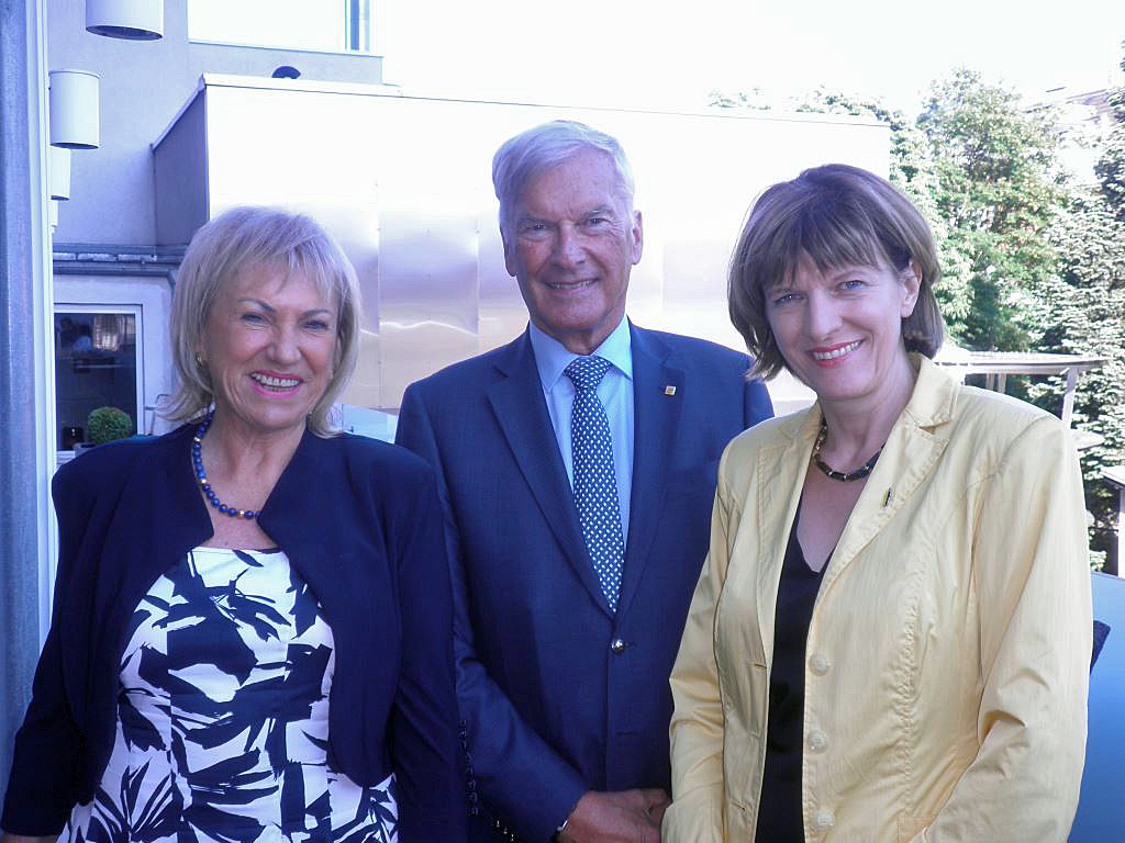 Bei der Jahrestagung des Verbandes österreichischer Wirtschaftsakademiker (VÖWA) wurde die Zukunft von „Europa der Regionen“ und des Föderalismus in Österreich diskutiert. Die Tagung findet abwechselnd in den Bundesländern statt: Heuer wurde sie in der Tiroler Landeshauptstadt abgehalten. Mit dabei waren neben hochkarätigen Fachvortragenden auch Bürgermeisterin Christine Oppitz-Plörer (r.), VÖWA u. ÖAMTC-Präsident Werner Kraus und VÖWA-Obfrau und Tagungs-Organisatorin Brigitta Zollner (l.).