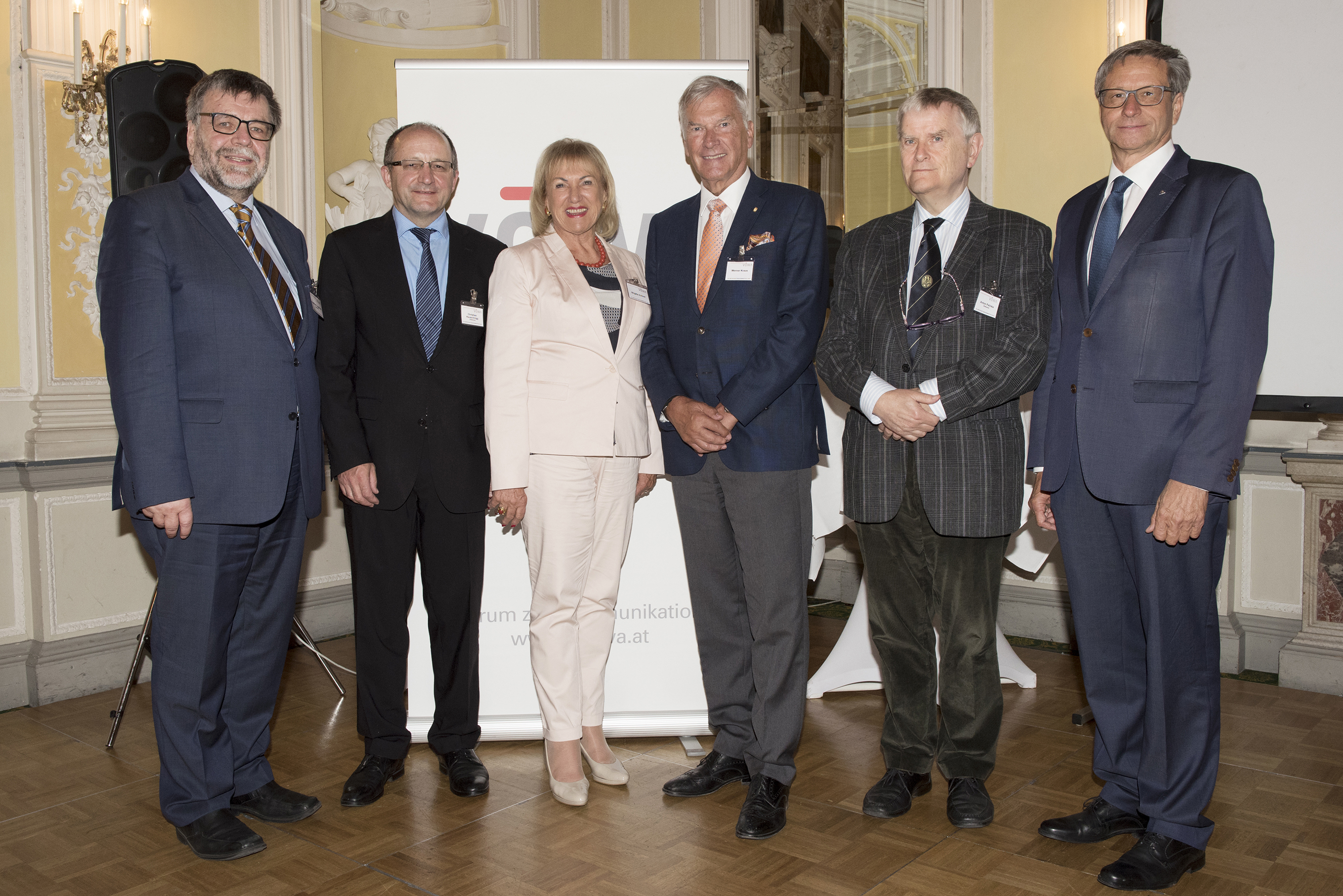 Bei der Jahrestagung des Verbandes österreichischer Wirtschaftsakademiker (VÖWA) wurde die Zukunft von „Europa der Regionen“ und des Föderalismus in Österreich diskutiert. Die Tagung findet abwechselnd in den Bundesländern statt: Heuer wurde sie in der Tiroler Landeshauptstadt abgehalten. Mit dabei waren neben hochkarätigen Fachvortragenden auch Bürgermeisterin Christine Oppitz-Plörer (r.), VÖWA u. ÖAMTC-Präsident Werner Kraus und VÖWA-Obfrau und Tagungs-Organisatorin Brigitta Zollner (l.).