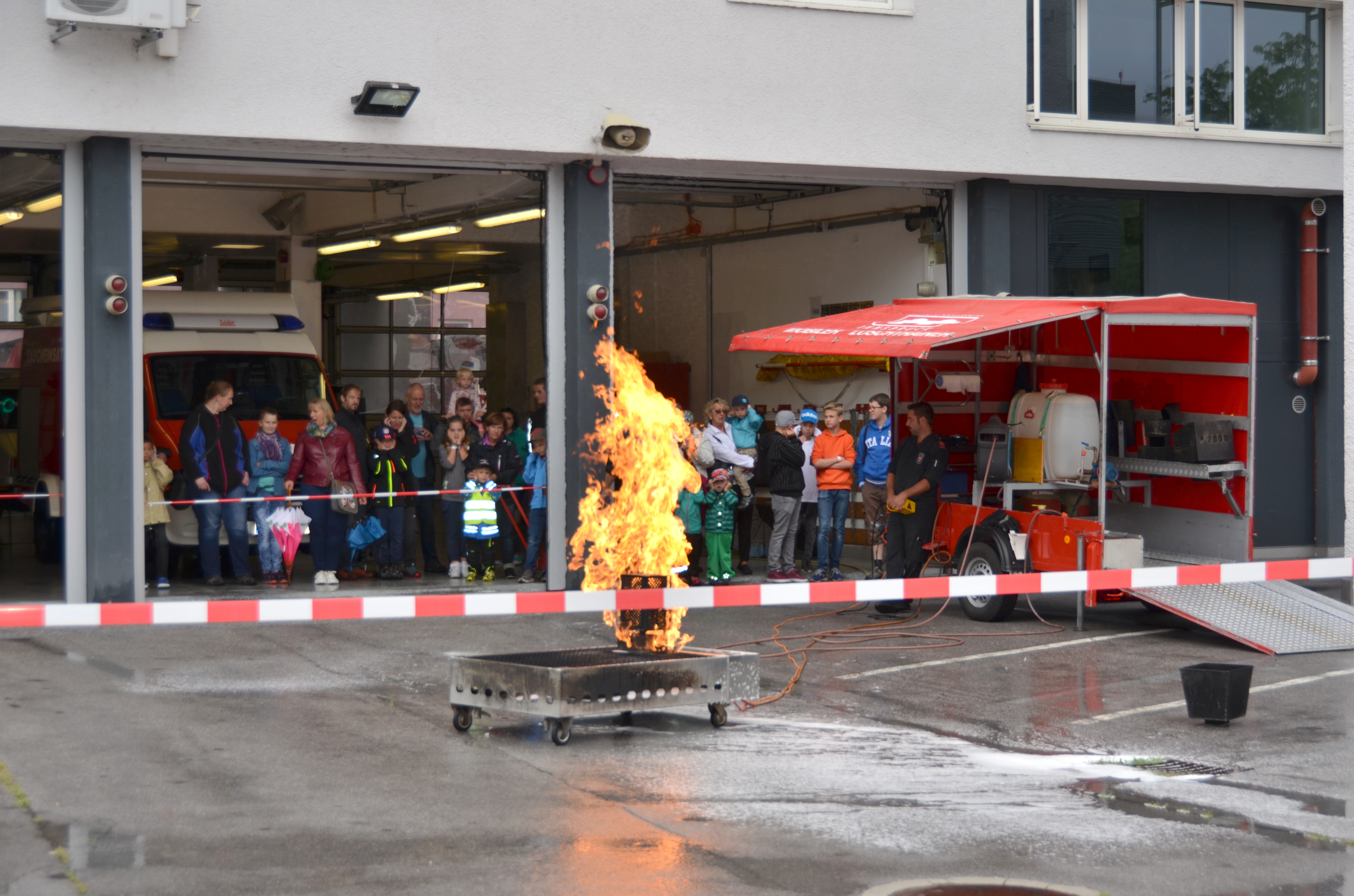 ORF Radio Tirol Sommerfrische zu Gast bei der Berufsfeuerwehr Innsbruck: Groß und Klein hatten sichtlich Spaß beim "Blaulichttag"