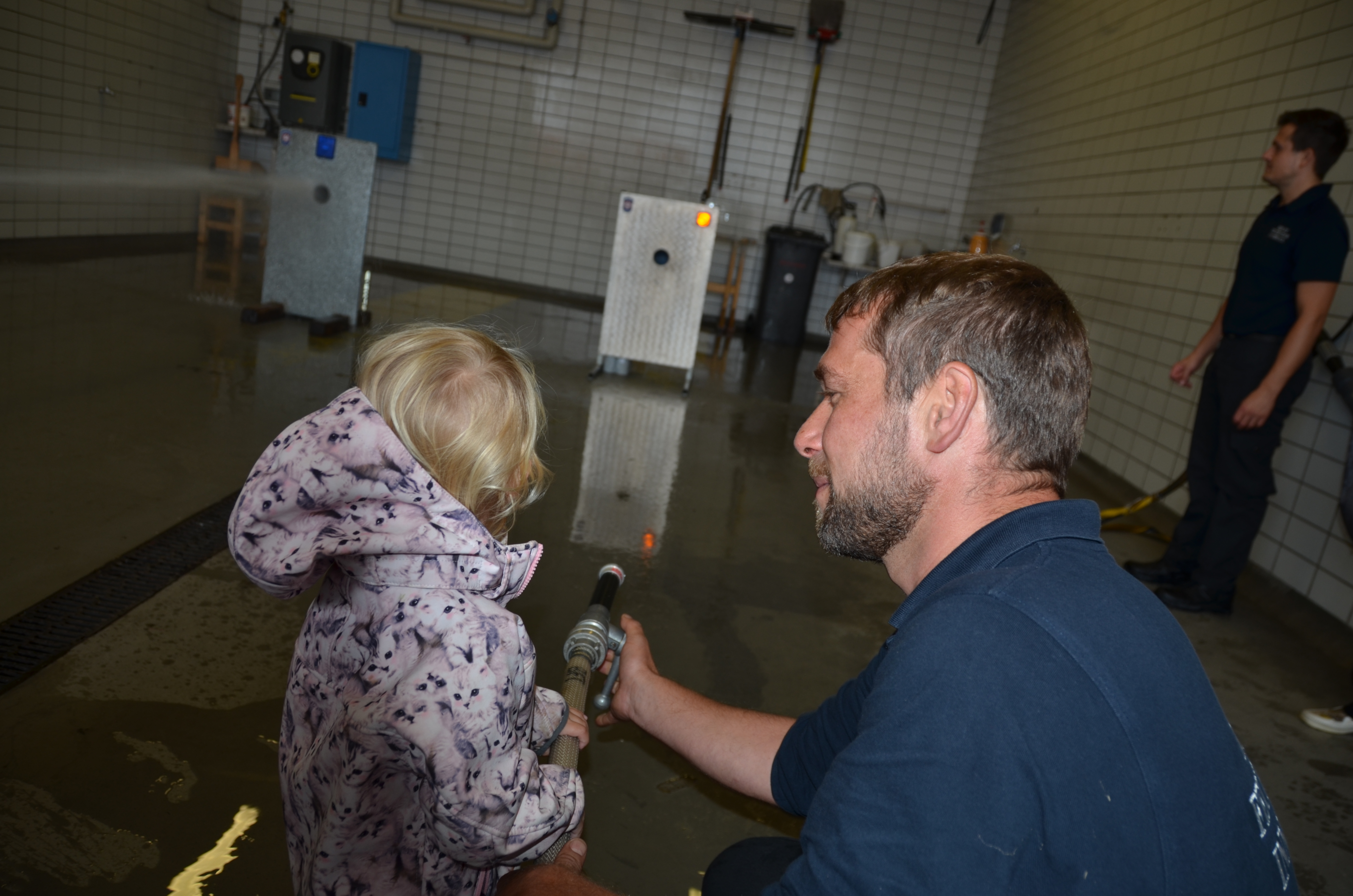 ORF Radio Tirol Sommerfrische zu Gast bei der Berufsfeuerwehr Innsbruck: Groß und Klein hatten sichtlich Spaß beim "Blaulichttag"