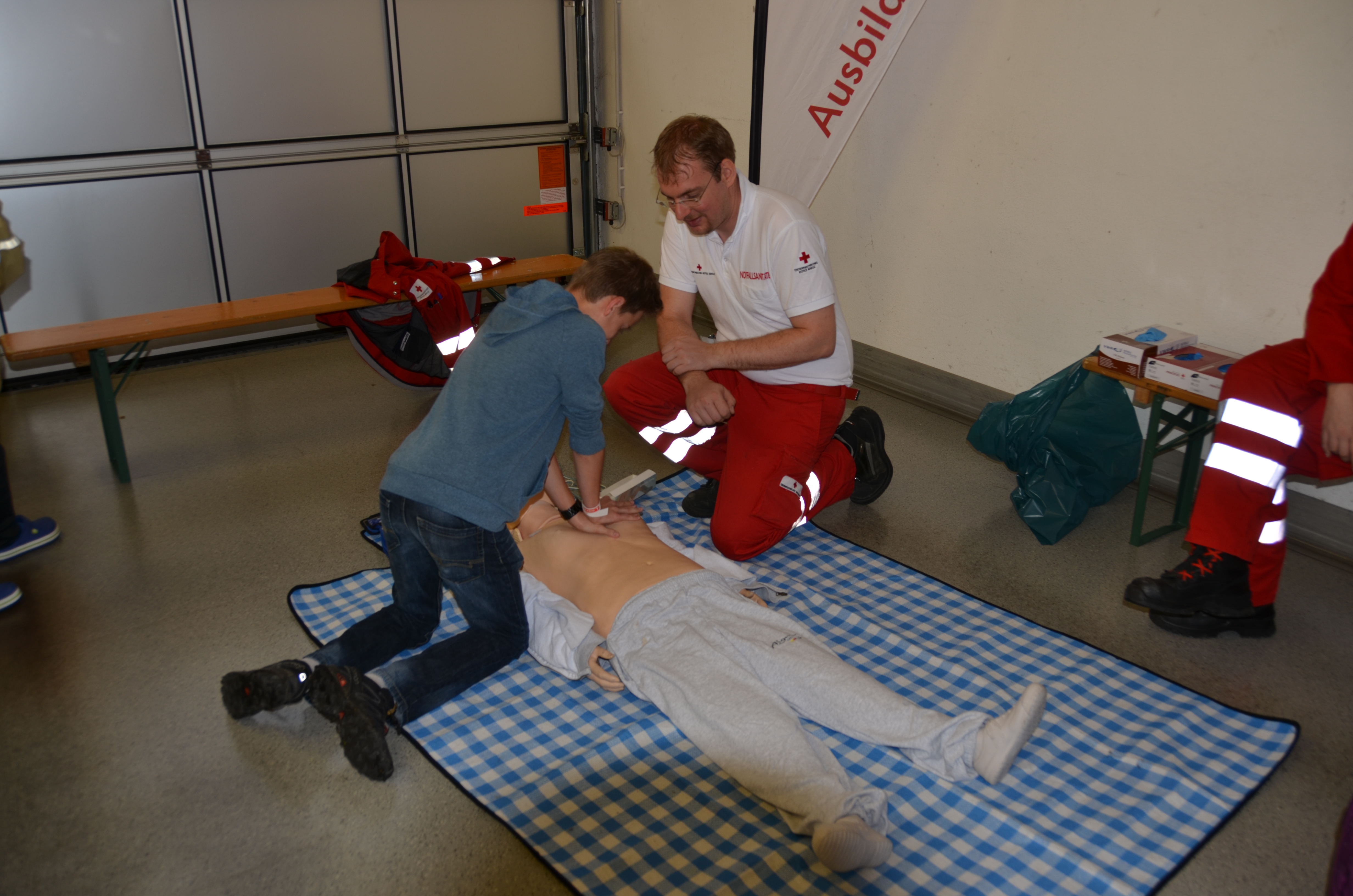 ORF Radio Tirol Sommerfrische zu Gast bei der Berufsfeuerwehr Innsbruck: Groß und Klein hatten sichtlich Spaß beim "Blaulichttag"