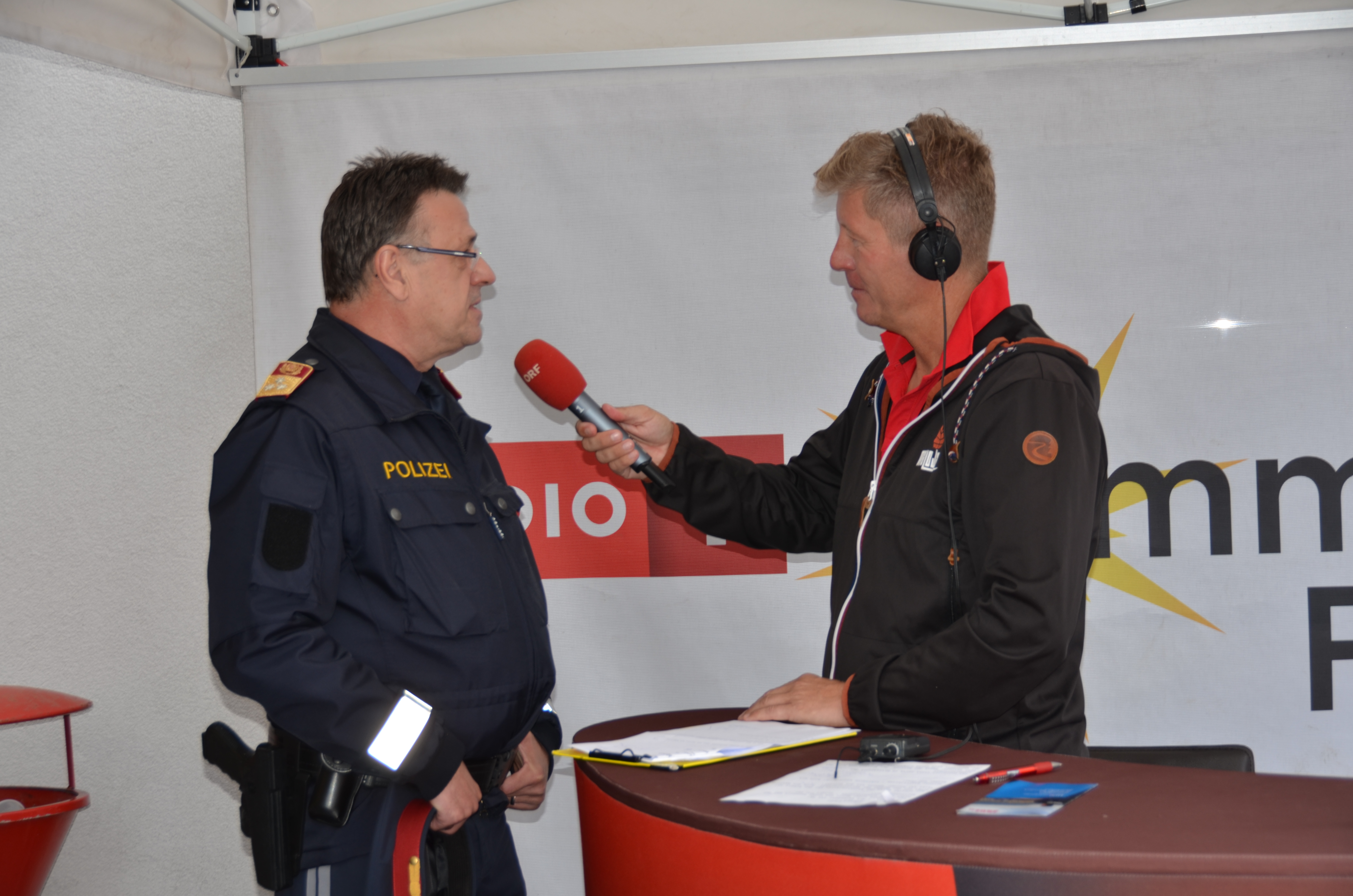 ORF Radio Tirol Sommerfrische zu Gast bei der Berufsfeuerwehr Innsbruck: Groß und Klein hatten sichtlich Spaß beim "Blaulichttag"
