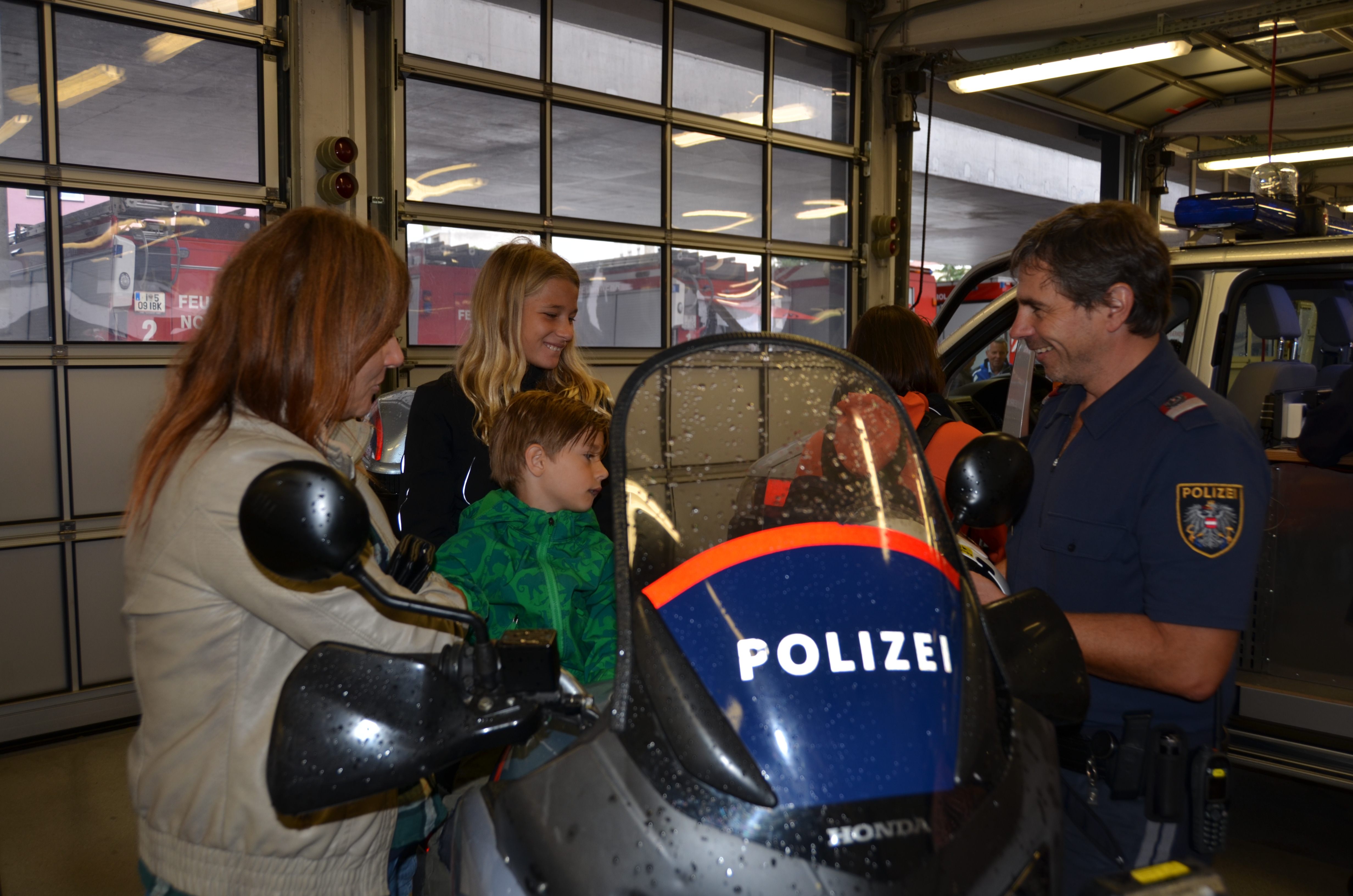 ORF Radio Tirol Sommerfrische zu Gast bei der Berufsfeuerwehr Innsbruck: Groß und Klein hatten sichtlich Spaß beim "Blaulichttag"