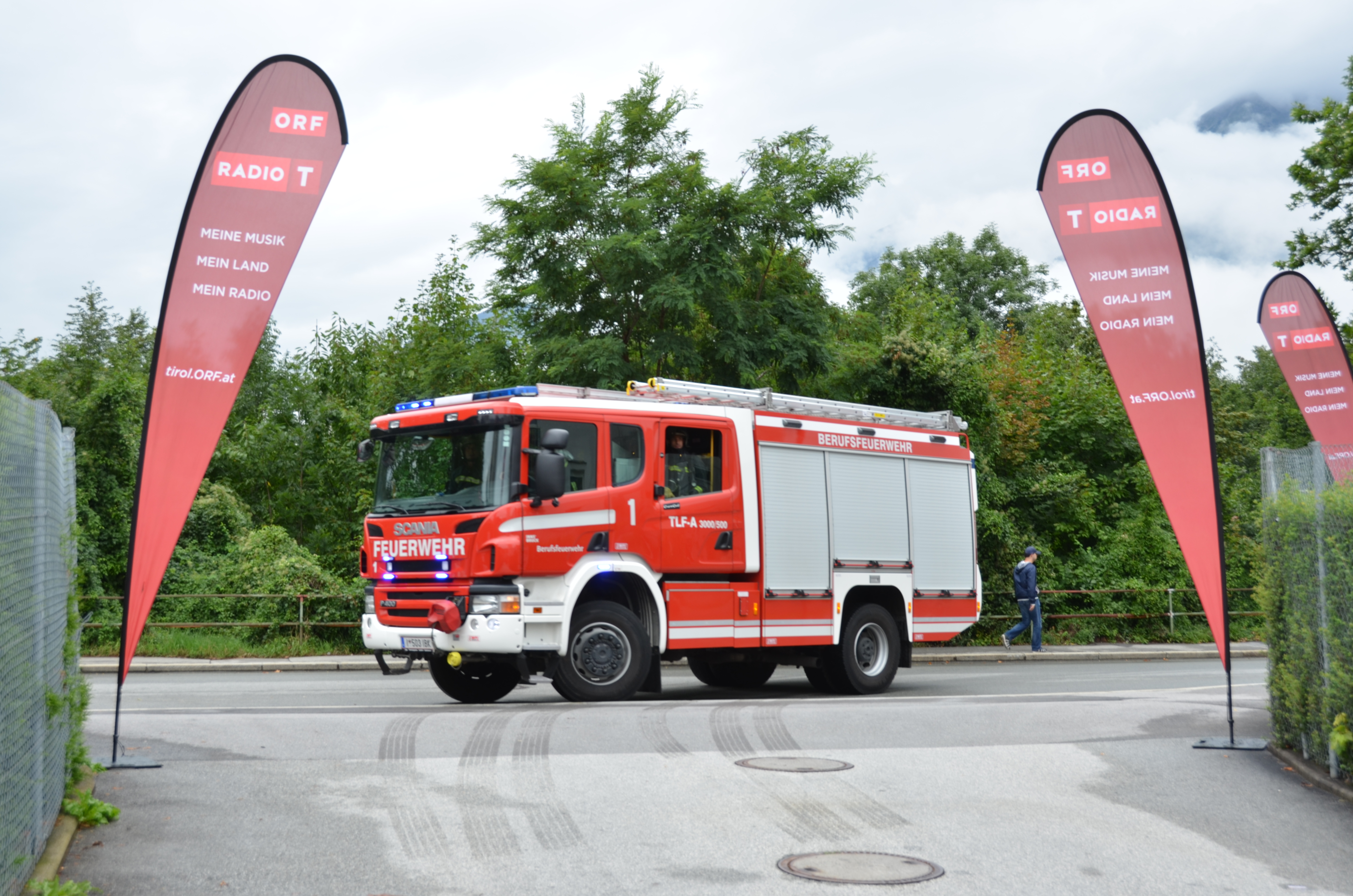 ORF Radio Tirol Sommerfrische zu Gast bei der Berufsfeuerwehr Innsbruck: Groß und Klein hatten sichtlich Spaß beim "Blaulichttag"