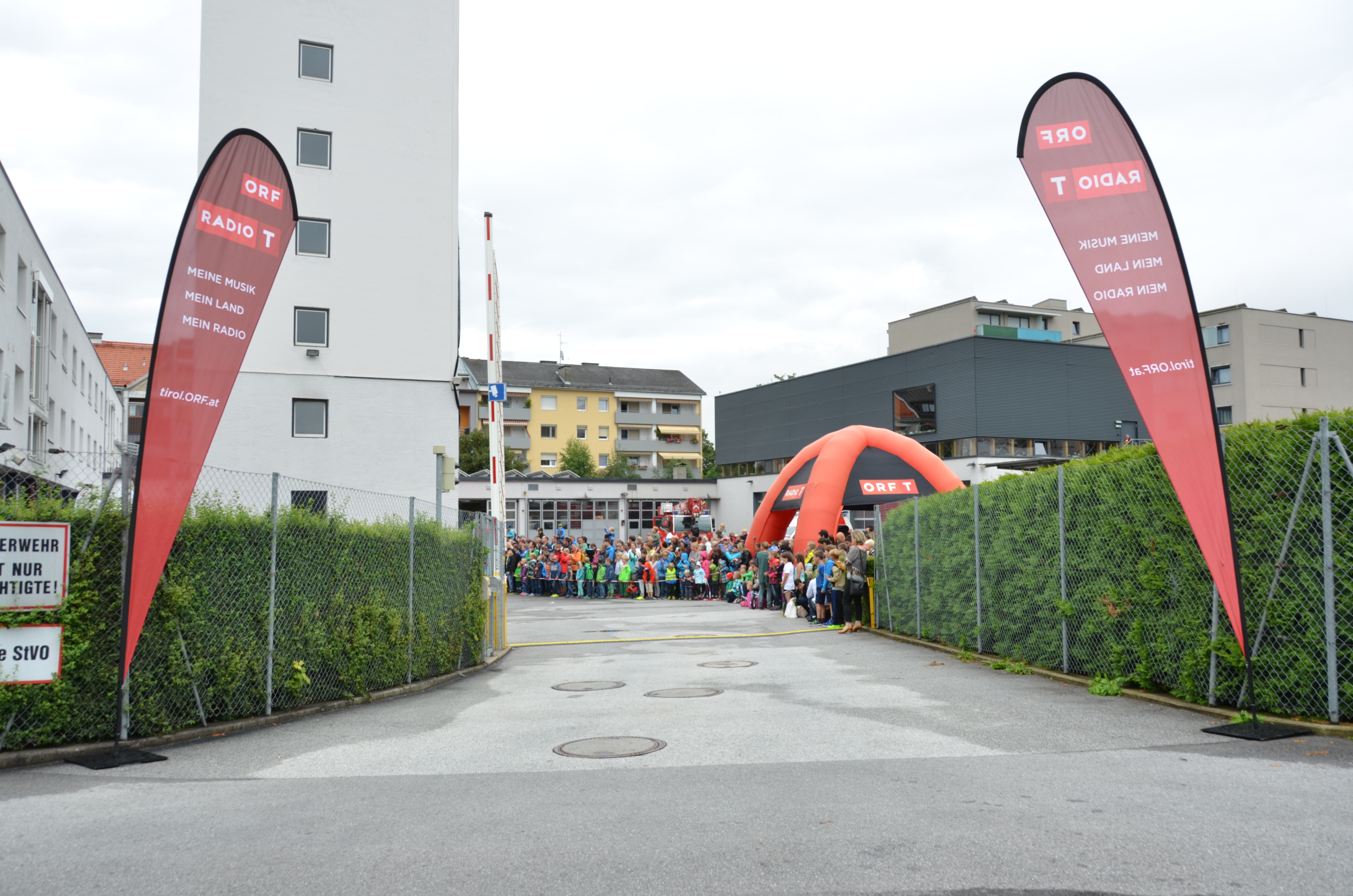 ORF Radio Tirol Sommerfrische zu Gast bei der Berufsfeuerwehr Innsbruck: Groß und Klein hatten sichtlich Spaß beim "Blaulichttag"