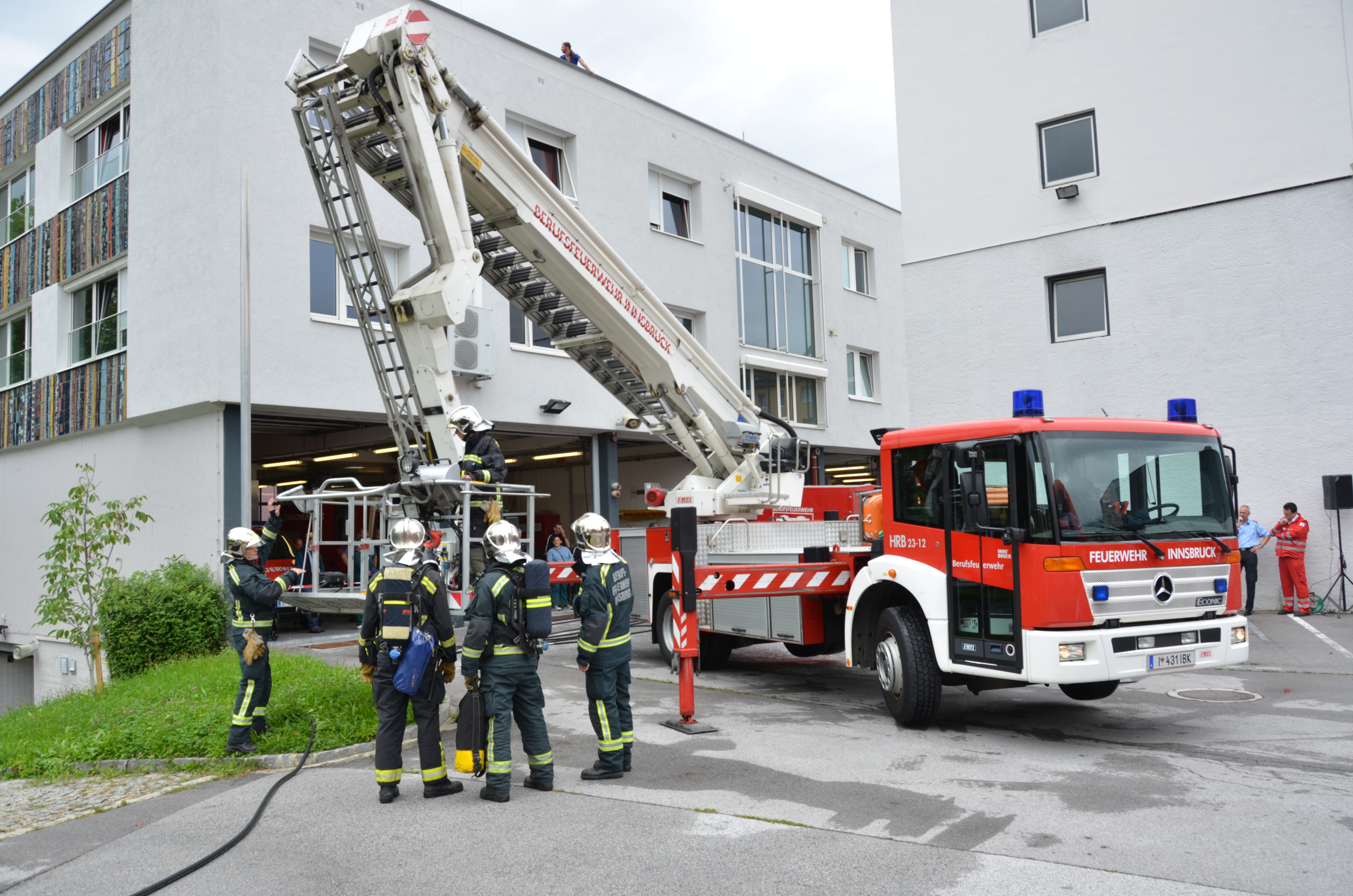 ORF Radio Tirol Sommerfrische zu Gast bei der Berufsfeuerwehr Innsbruck: Groß und Klein hatten sichtlich Spaß beim "Blaulichttag"