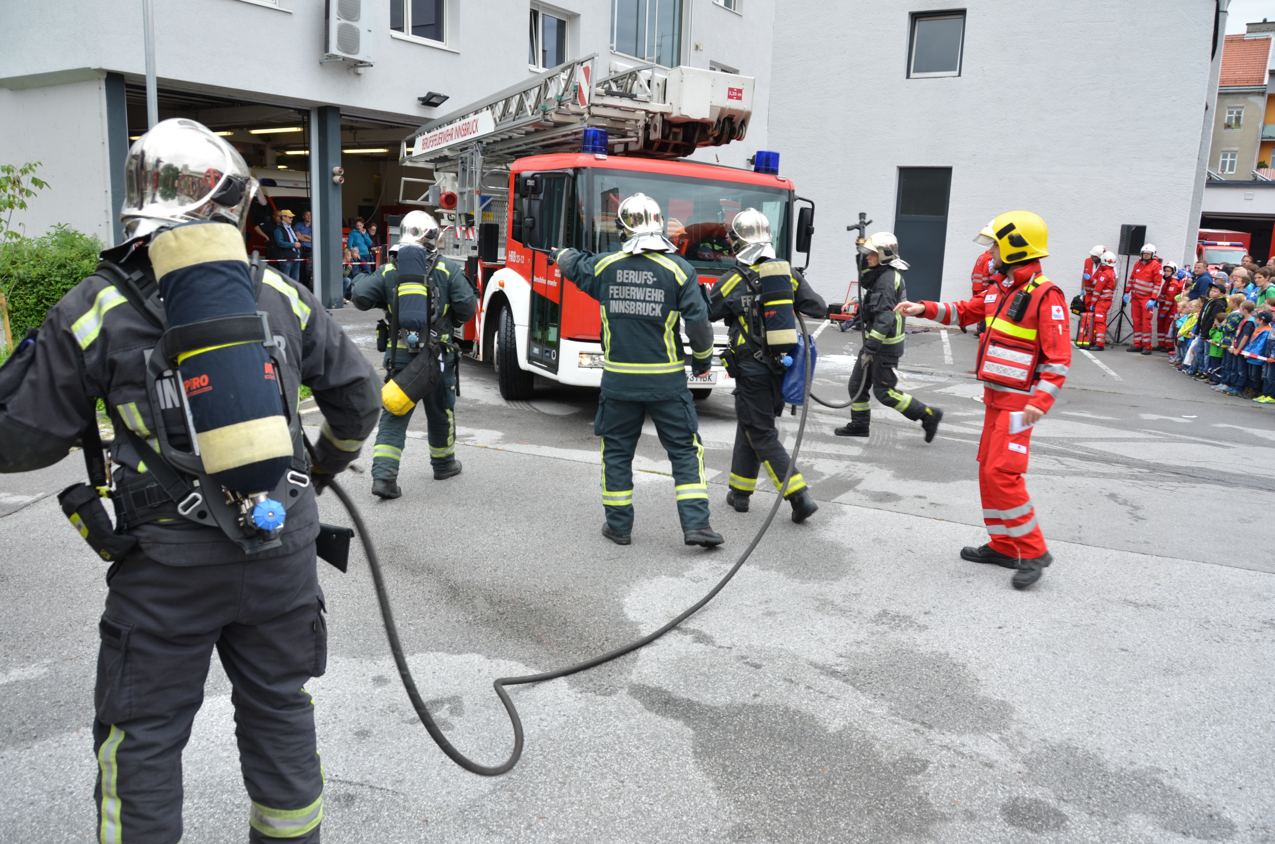 ORF Radio Tirol Sommerfrische zu Gast bei der Berufsfeuerwehr Innsbruck: Groß und Klein hatten sichtlich Spaß beim "Blaulichttag"