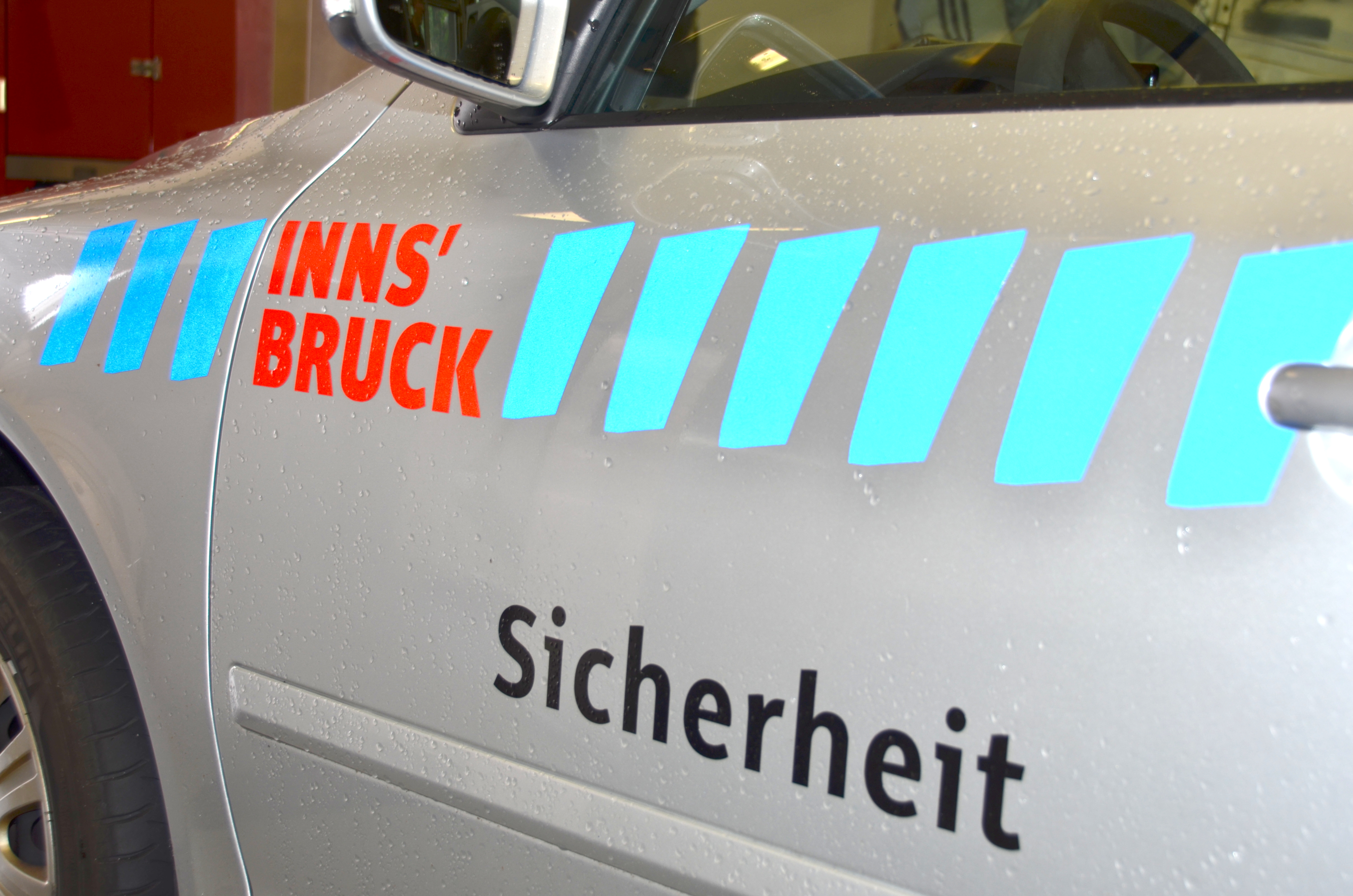 ORF Radio Tirol Sommerfrische zu Gast bei der Berufsfeuerwehr Innsbruck: Groß und Klein hatten sichtlich Spaß beim "Blaulichttag"