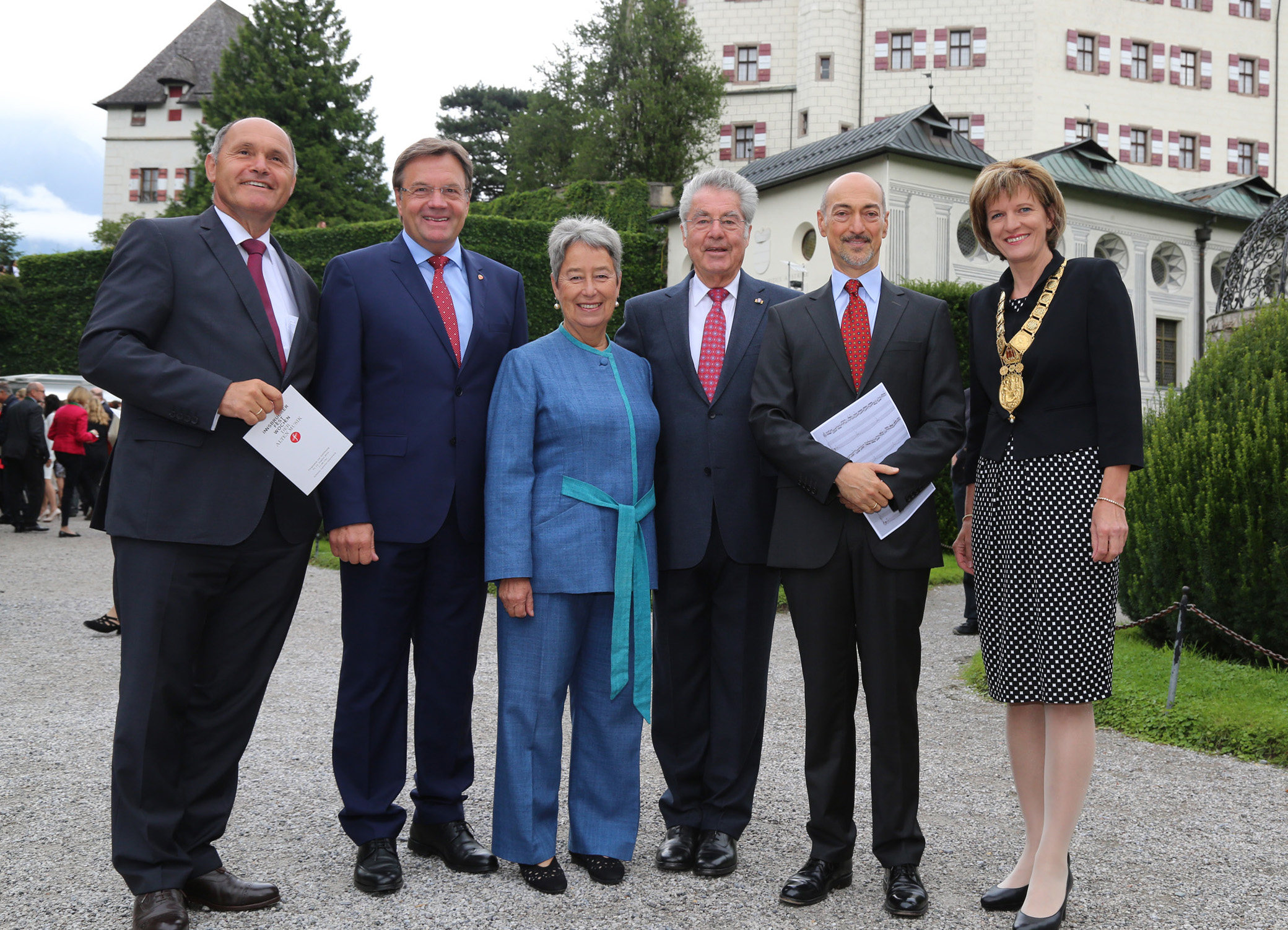 Am 12. August wurden die Innsbrucker Festwochen der Alten Musik feierlich eröffnet. Am Bild: Mag. Wolfgang Sobotka (Bundesminister für Inneres), Landeshauptmann Günther Platter, Bundespräsident a.D. Dr. Heinz Fischer mit Gattin Margit, Alessandro De Marchi (Künstlerischer Leiter der Innsbrucker Festwochen), Innsbrucks Bürgermeisterin Mag.a Christine Oppitz-Plörer.