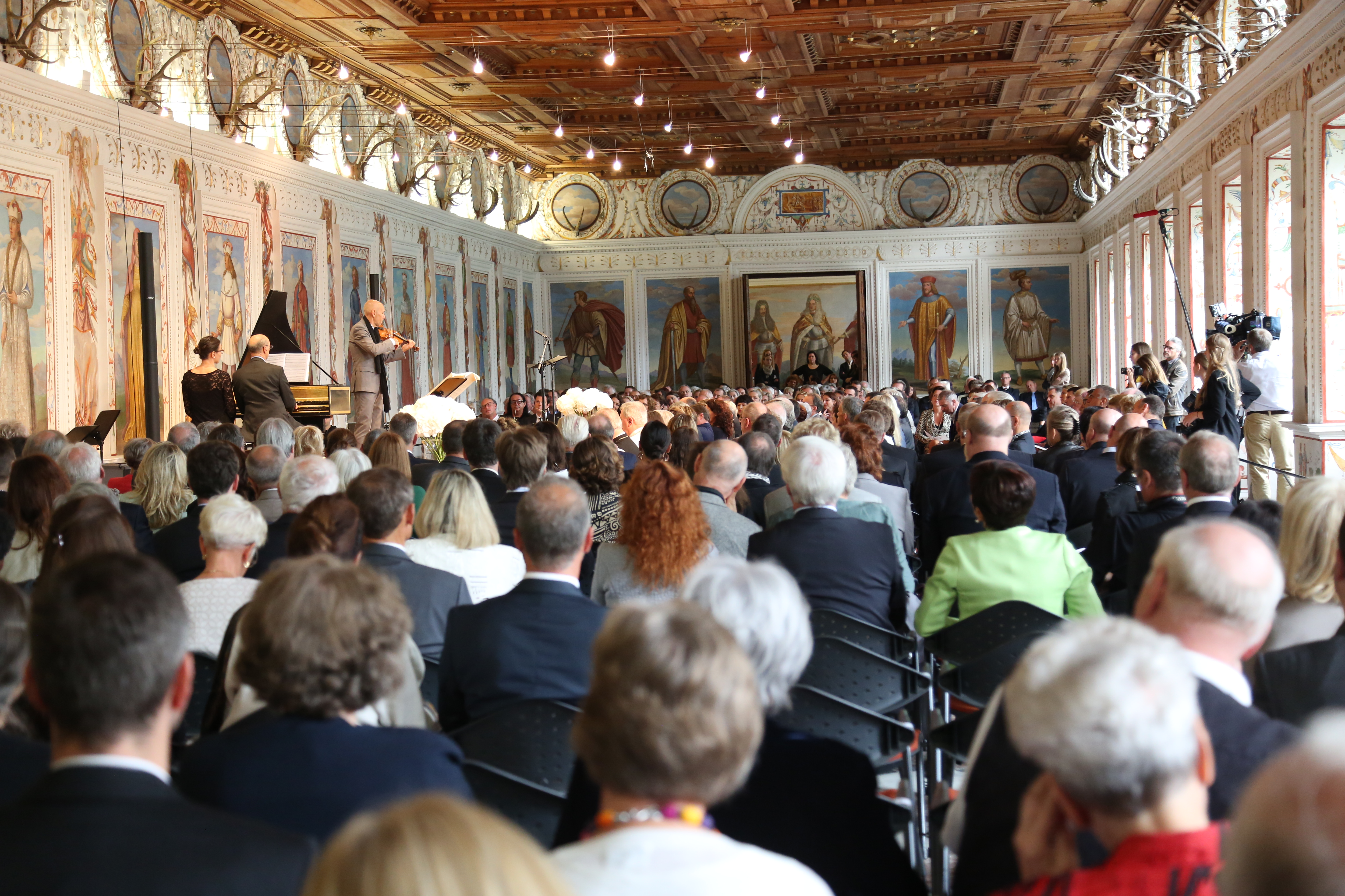 Am 12. August wurden die Innsbrucker Festwochen der Alten Musik feierlich eröffnet. Am Bild: Mag. Wolfgang Sobotka (Bundesminister für Inneres), Landeshauptmann Günther Platter, Bundespräsident a.D. Dr. Heinz Fischer mit Gattin Margit, Alessandro De Marchi (Künstlerischer Leiter der Innsbrucker Festwochen), Innsbrucks Bürgermeisterin Mag.a Christine Oppitz-Plörer.