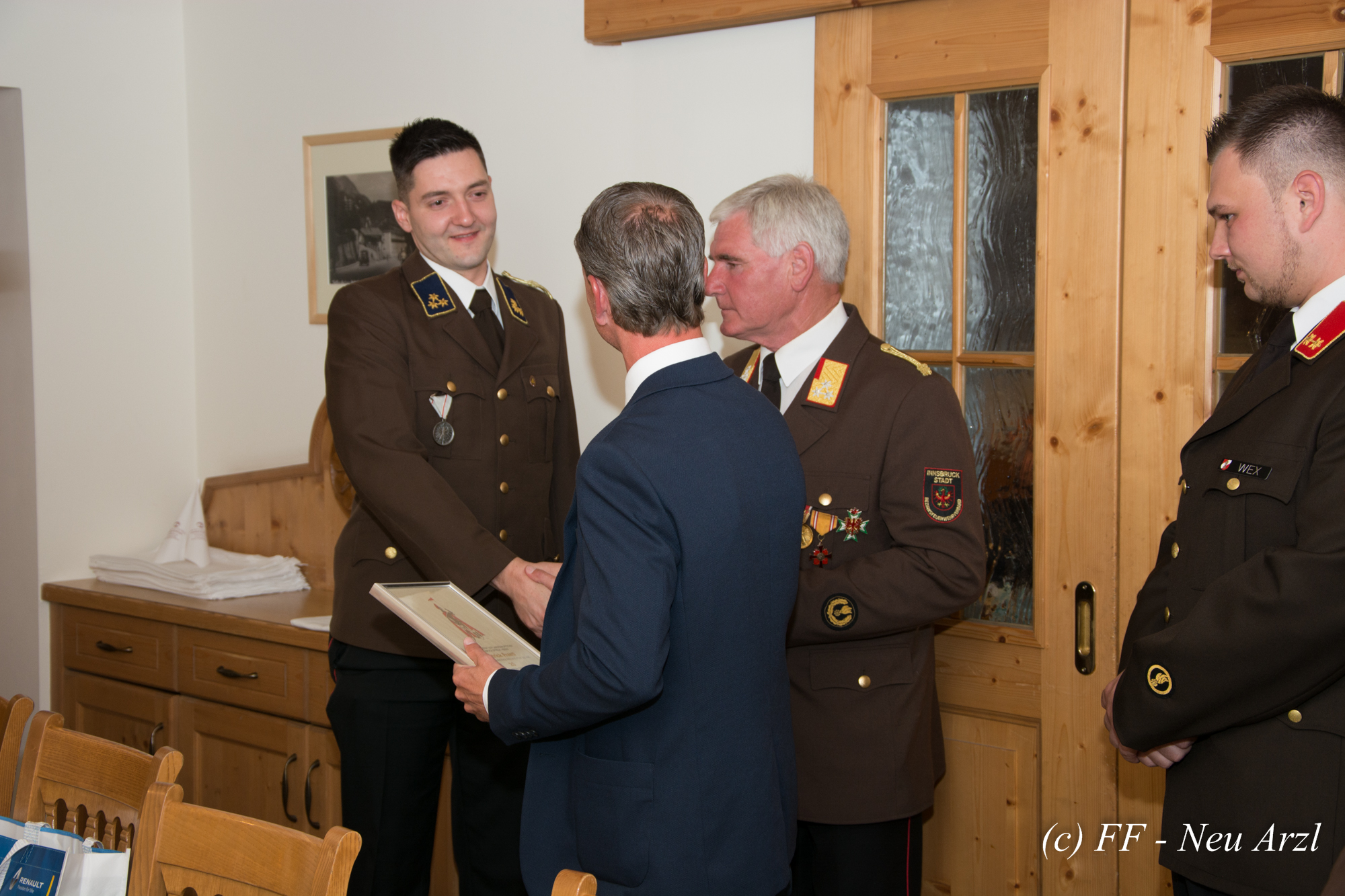 Im Rahmen einer erweiterten Ausschusssitzung wurden die Kameraden Clemens Eberharter und Patrick Prantl gemeinsam mit Vizebürgermeister und Feuerwehreferent Christoph Kaufmann,  Bezirkskommandanten Walter Laimgruber und dem Kommandanten der FF Neu Arzl Rene Wex für Ihre 20-jährige Tätigkeit für die Feuerwehr der Stadt Innsbruck geehrt. Ein herzliches Dankeschön für ihre Bereitschaft im Sinne der Sicherheit für die Bürgerinnen und Bürger der Stadt Innsbruck.