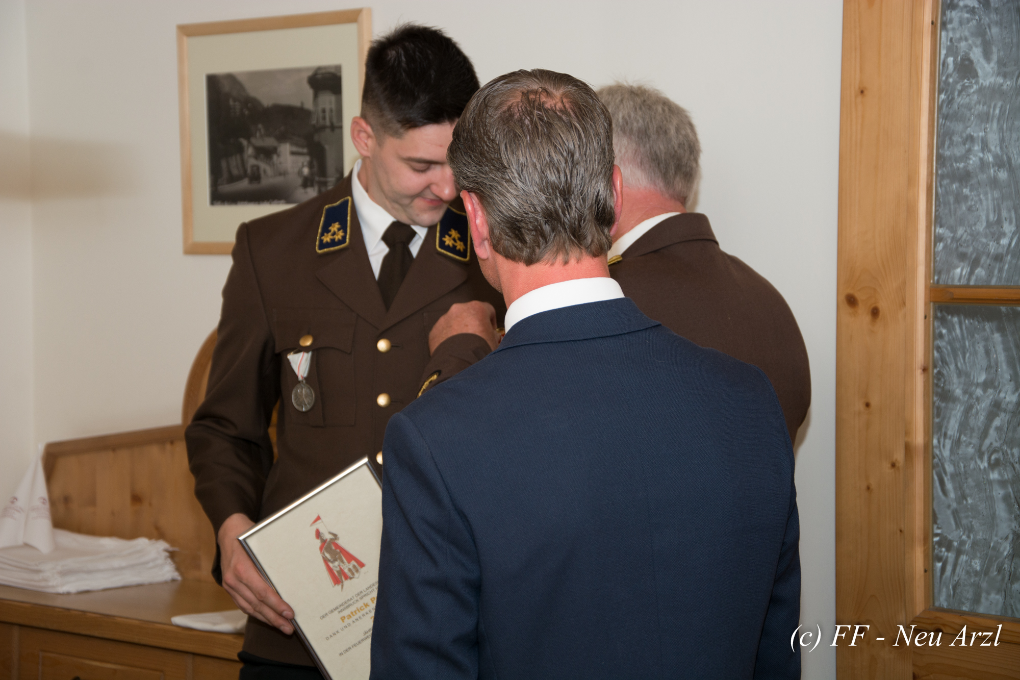 Im Rahmen einer erweiterten Ausschusssitzung wurden die Kameraden Clemens Eberharter und Patrick Prantl gemeinsam mit Vizebürgermeister und Feuerwehreferent Christoph Kaufmann,  Bezirkskommandanten Walter Laimgruber und dem Kommandanten der FF Neu Arzl Rene Wex für Ihre 20-jährige Tätigkeit für die Feuerwehr der Stadt Innsbruck geehrt. Ein herzliches Dankeschön für ihre Bereitschaft im Sinne der Sicherheit für die Bürgerinnen und Bürger der Stadt Innsbruck.