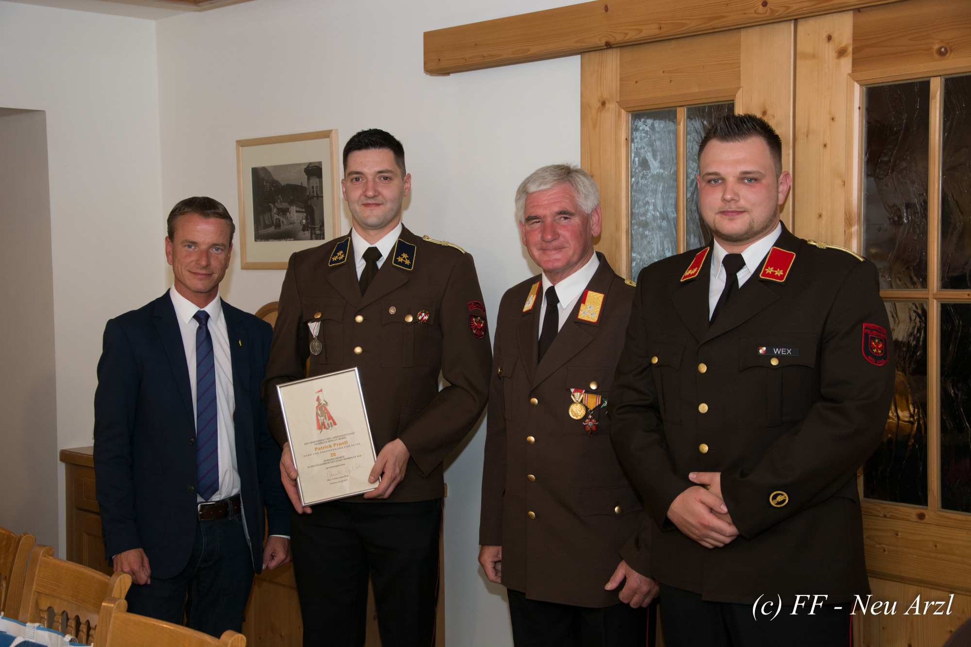 Im Rahmen einer erweiterten Ausschusssitzung wurden die Kameraden Clemens Eberharter und Patrick Prantl gemeinsam mit Vizebürgermeister und Feuerwehreferent Christoph Kaufmann,  Bezirkskommandanten Walter Laimgruber und dem Kommandanten der FF Neu Arzl Rene Wex für Ihre 20-jährige Tätigkeit für die Feuerwehr der Stadt Innsbruck geehrt. Ein herzliches Dankeschön für ihre Bereitschaft im Sinne der Sicherheit für die Bürgerinnen und Bürger der Stadt Innsbruck.
