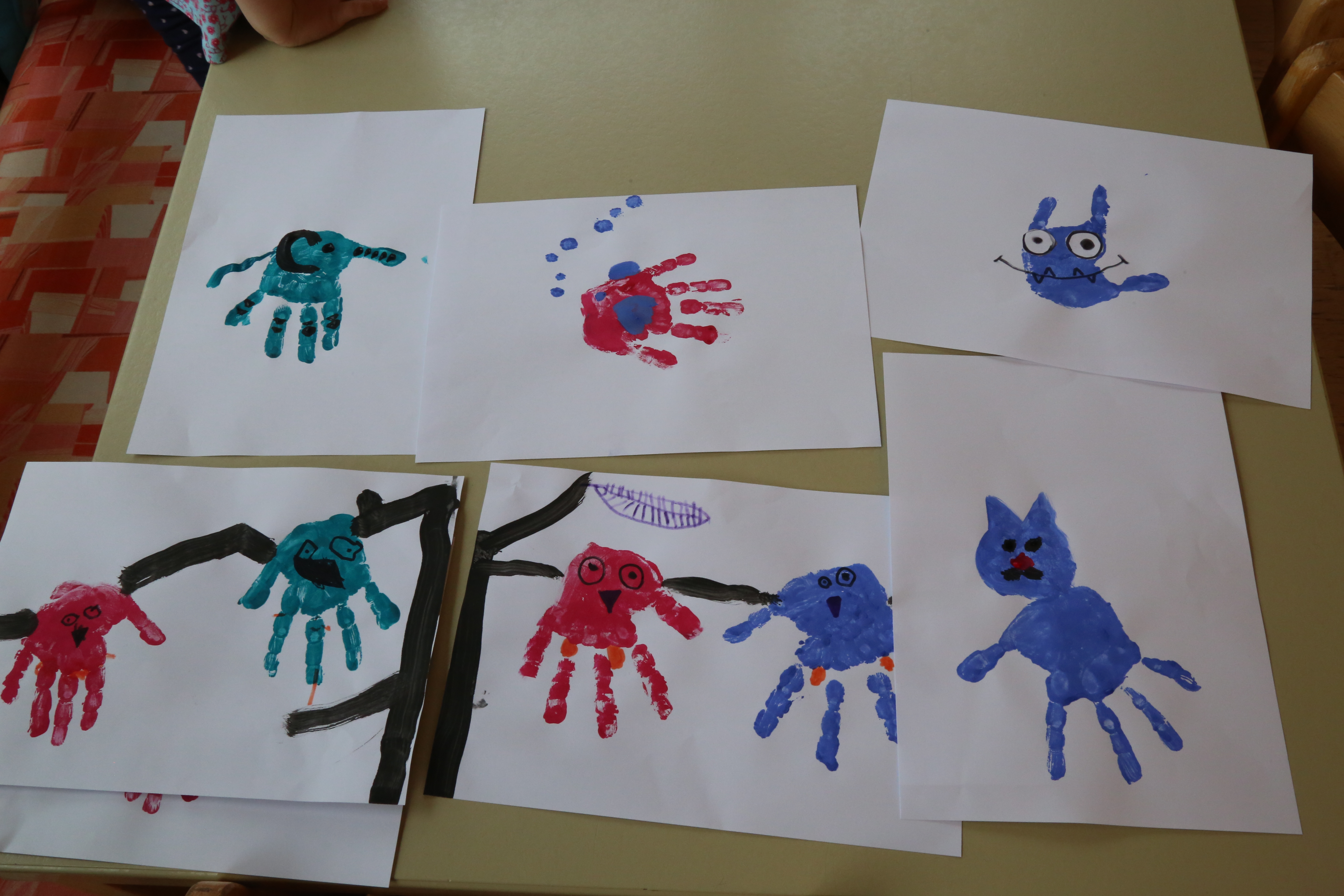 Die Kunstwerke der Kinder mit Katzen, Eulen und kleinen Monstern im Sommerkindergarten Peergründe.