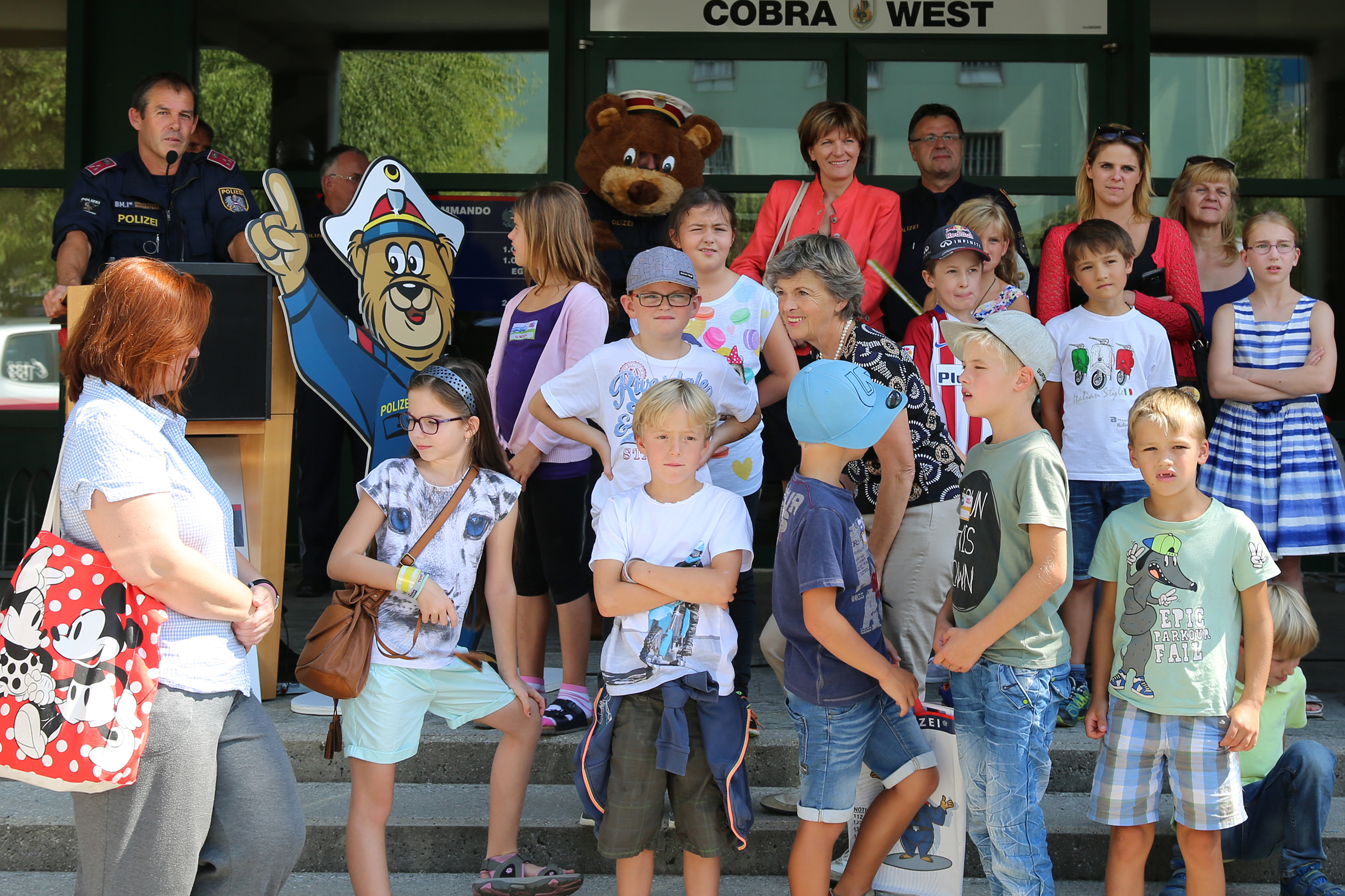 Gespannt schauten die jungen TeilnehmerInnen des Innsbrucker Ferienzuges mit Bürgermeisterin Christine Oppitz-Plörer (hinten Mitte) den Vorführungen der PI Kaiserjägerstraße AGM zu.