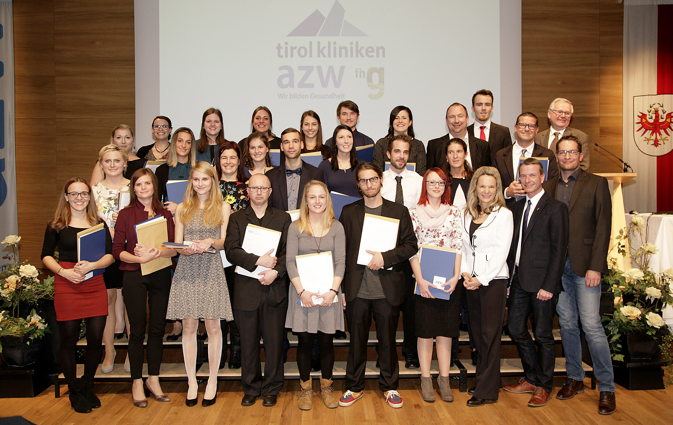 HR Dr. Dietmar Schennach (hintere Reihe, r.), Leiter der Gruppe Gesundheit und Soziales in der Tiroler Landesregierung, Vizebürgermeister Christoph Kaufmann (erste Reihe, 2.v.r.) und Direktorin des AZW Waltraud Buchberger, MSc (erste Reihe, 3.v.r.) übernahmen es, den AbsolventInnen persönlich zu ihrem Abschluss zu gratulieren.