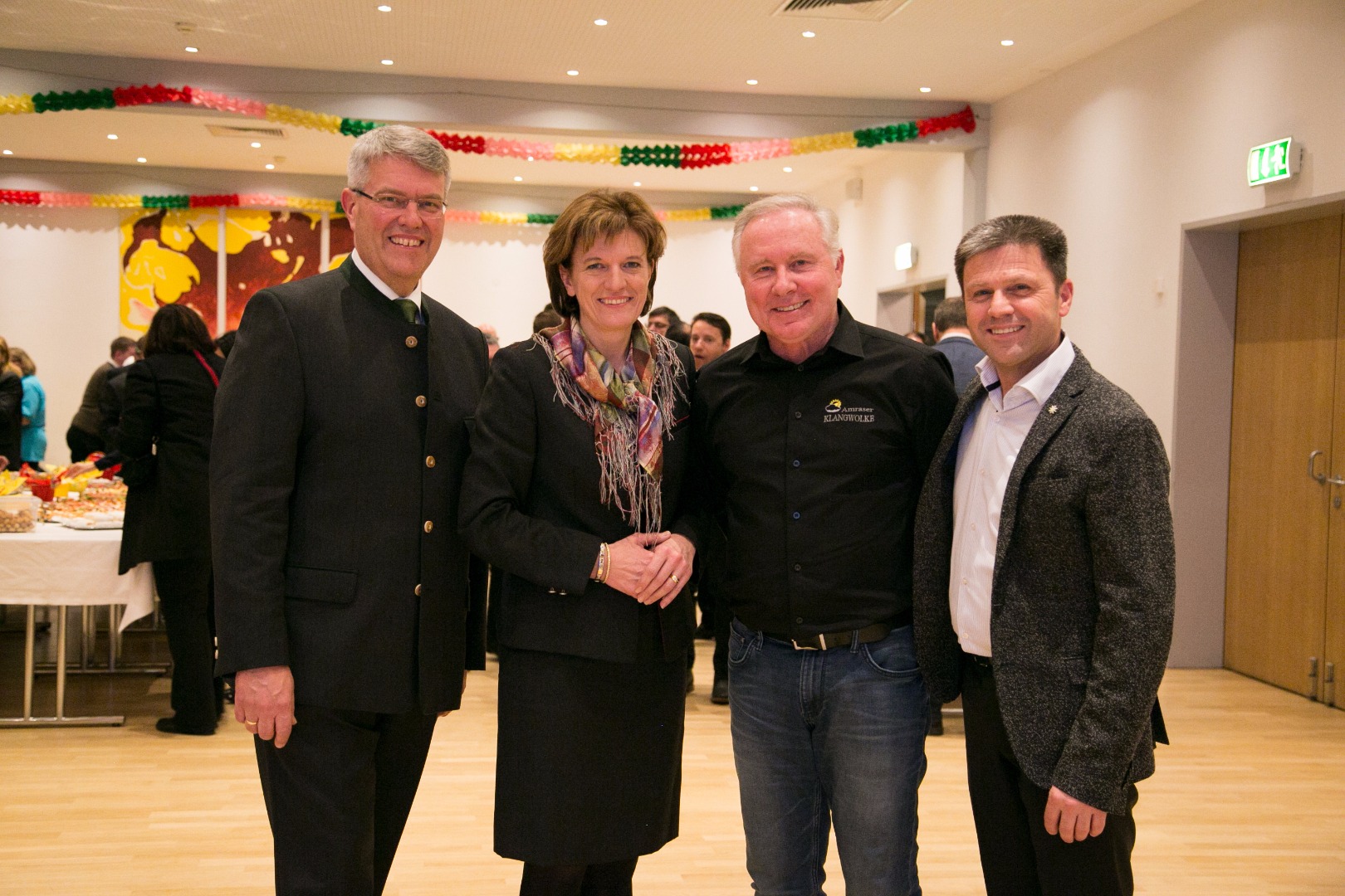 Die "Zugpferde" der Arbeitsgemeinschaft Amras, Obmann Ferdinand Neu (l.), Obmann-Stv. Christian Bramböck (2.v.r.) und Kassier Christian Steixner (1.v.r.) mit Bürgermeisterin Christine Oppitz-Plörer