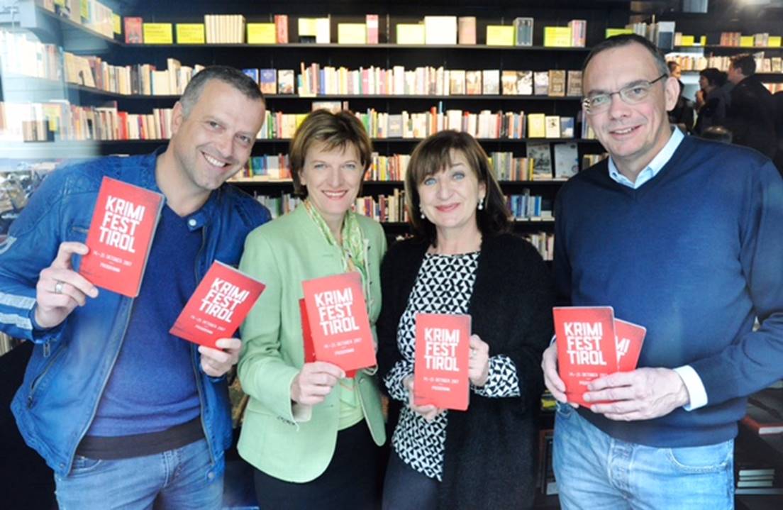 Das erste „Krimifest Tirols“ verspricht Hochspannung. Am 14. Oktober beginnt das achttägige „Krimifest Tirol“. Es soll das größte seiner Art werden, und es wird verschiedenste Präsentationsformen anbieten. Neben heimischen Publikumslieblingen wie Thomas Raab oder Eva Rossmann sind auch internationale Stars wie Simon Beckett oder Rita Falk an Bord. (v.l.): Initiator und Autor Bernhard Aichner, Bürgermeisterin Christine Oppitz-Plörer, Bildungslandesrätin Beate Palfrader und Verlagschef Markus Hatzer (Haymon)