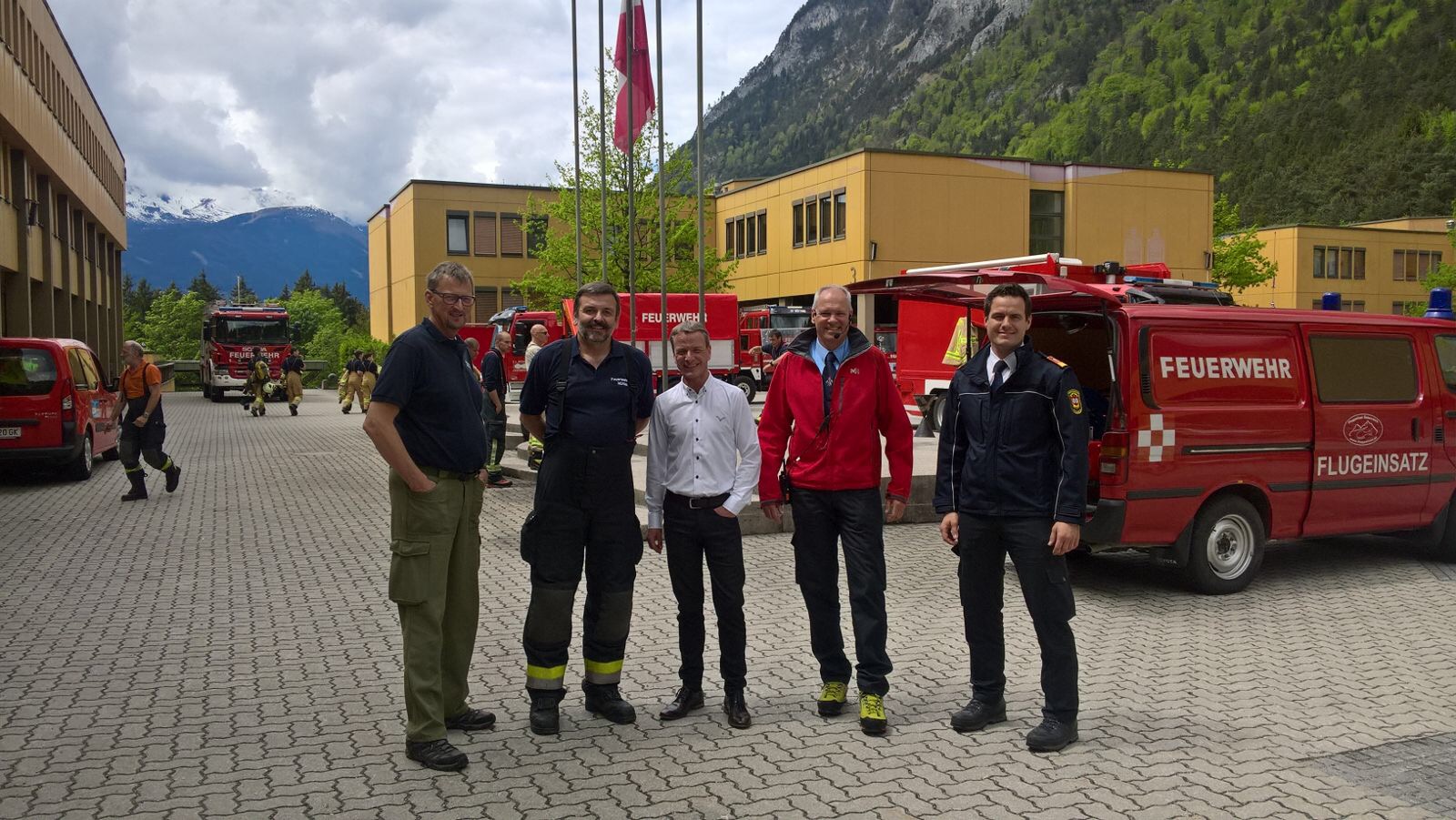 Vizebürgermeister Christoph Kaufmann (Mitte) bedankt sich bei der Einsatzleitung und den Einsatzkräften (v.l.): Thomas Ebenbichler (FF Mühlau), Bezirksfeuerwehr-Kommandant Albert Pfeifhofer, Branddirektor-Stellvertreter Martin Gegenhuber und Branddirektor Helmut Hager.