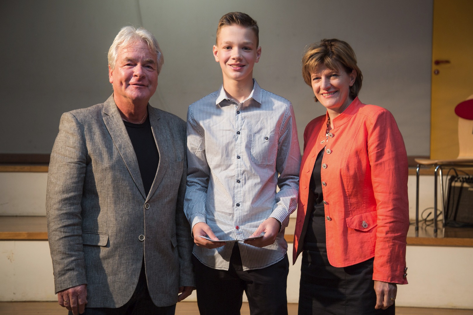 Stadtrat Ernst Pechlaner und Bürgermeisterin Christine Oppitz-Plörer mit dem Absolventen der NMS Hötting