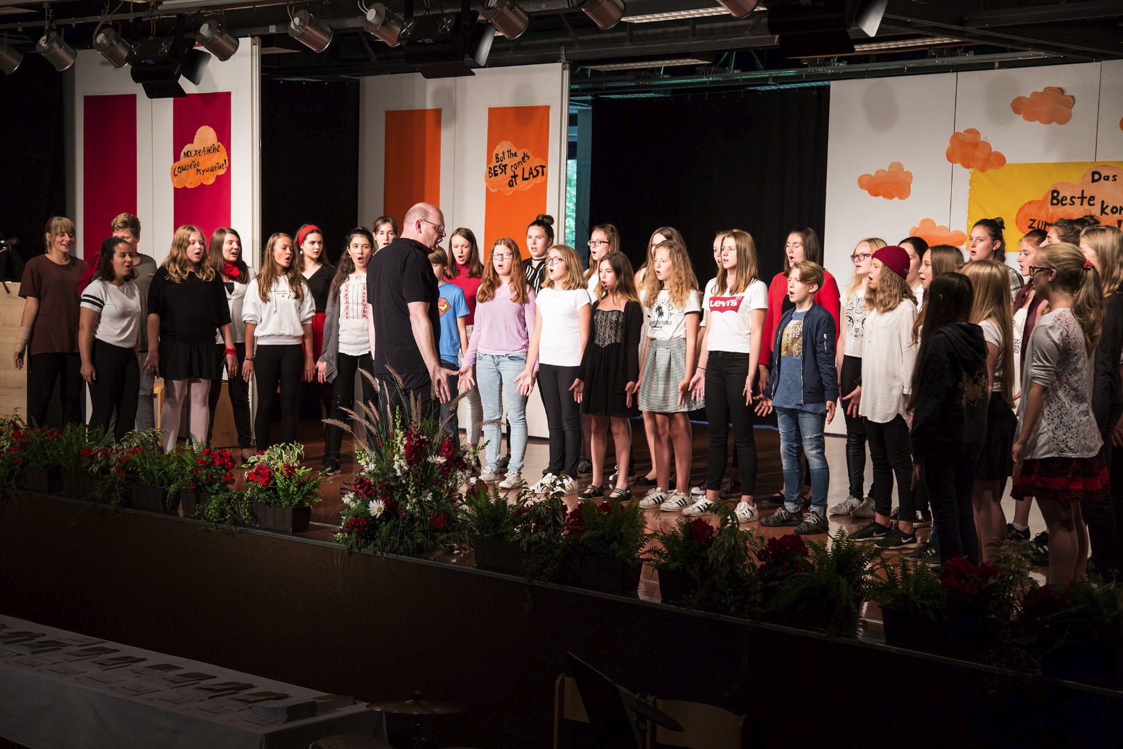 Der Schulchor der NMS O-Dorf sang "Royal" und "We are the world".