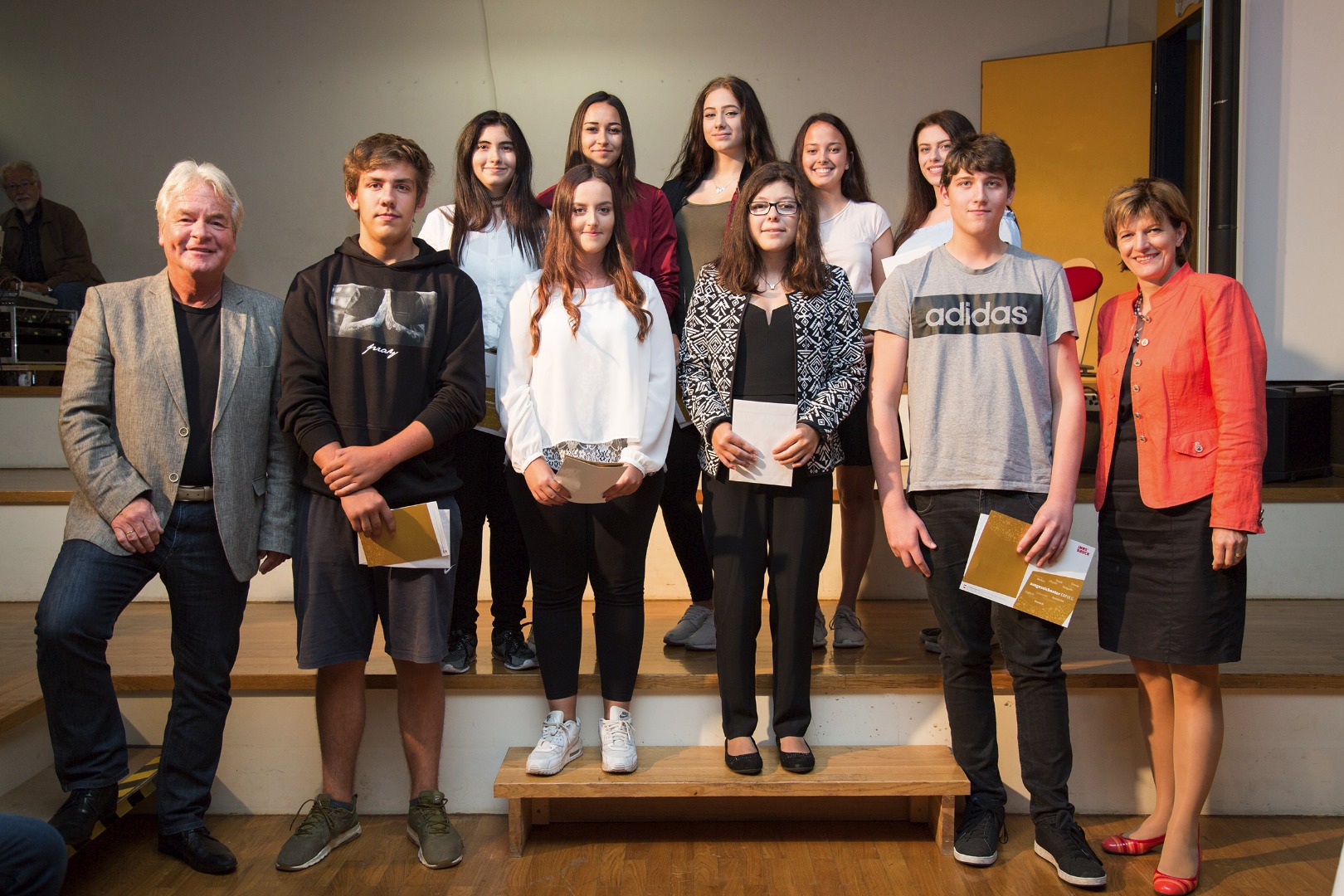 Stadtrat Ernst Pechlaner und Bürgermeisterin Christine Oppitz-Plörer mit den AbsolventInnen der Polytechnischen Schule