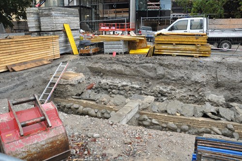 Bei den Arbeiten zur Brunnenstube wurde zwischenzeitlich eine historische Kanalanlage freigelegt.