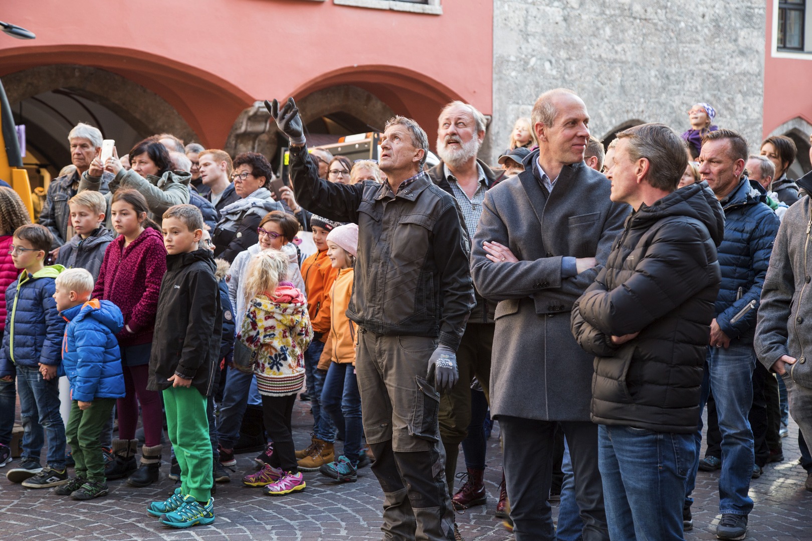 Millimeterarbeit bei der Fixierung des Christbaums vor dem Goldenen Dachl