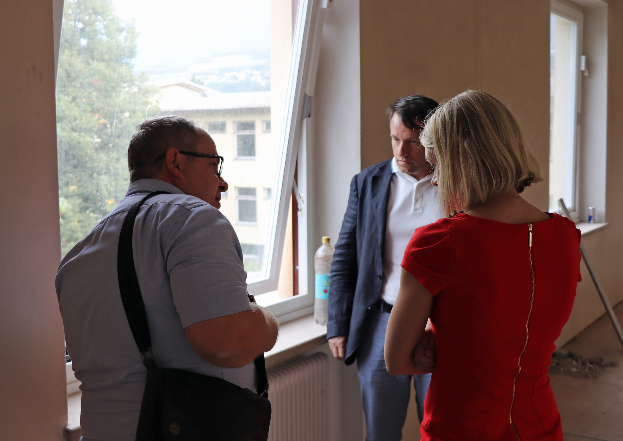 Die Sanierung nach SINFONIA in der VS Siegmairstraße beinhaltet einen Tausch der Fenster. IIG-Projektleiter Walter Aistleitner (l.), Stadträtin Elisabeth Mayr und IIG-Geschäftsführer Franz Danler.