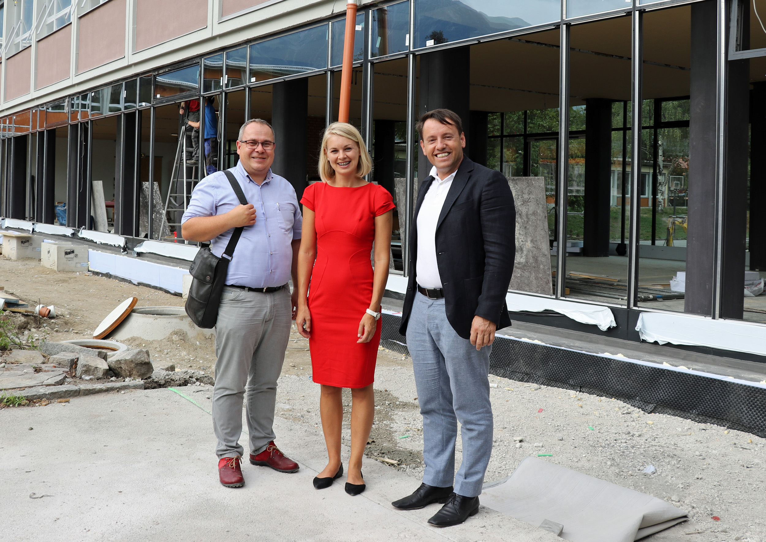 Besichtigung des Baufortschritts in der VS Siegmairstraße: Walter Aistleitner, Elisabeth Mayr und Franz Danler (v.l.)