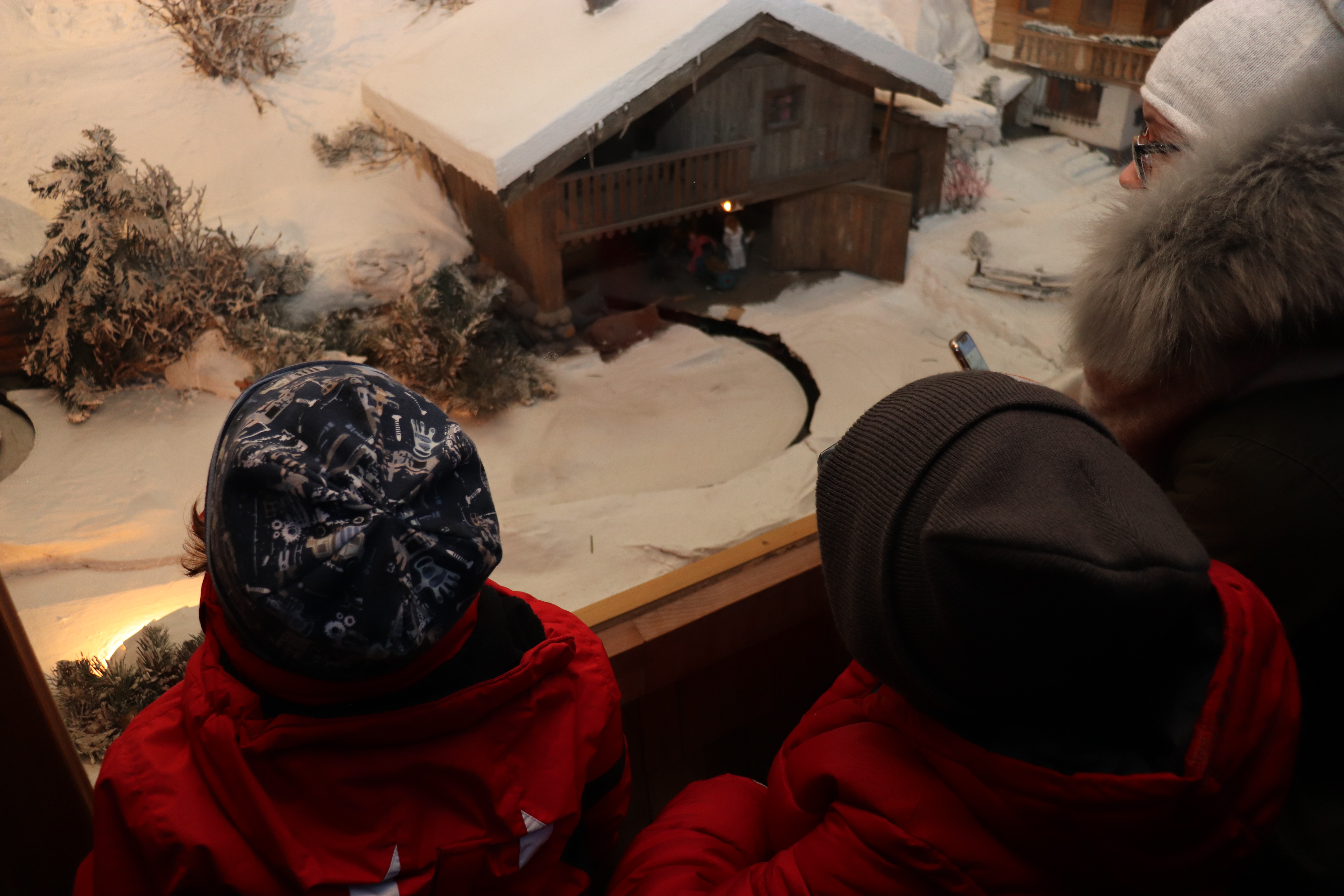 Weihnachtsgeschichte in Bild und Ton: Die Innsbrucker Kinder verfolgten begeistert die erste Aufführung der Krippe des "Wegmachers" Friedl Jaufenthaler.