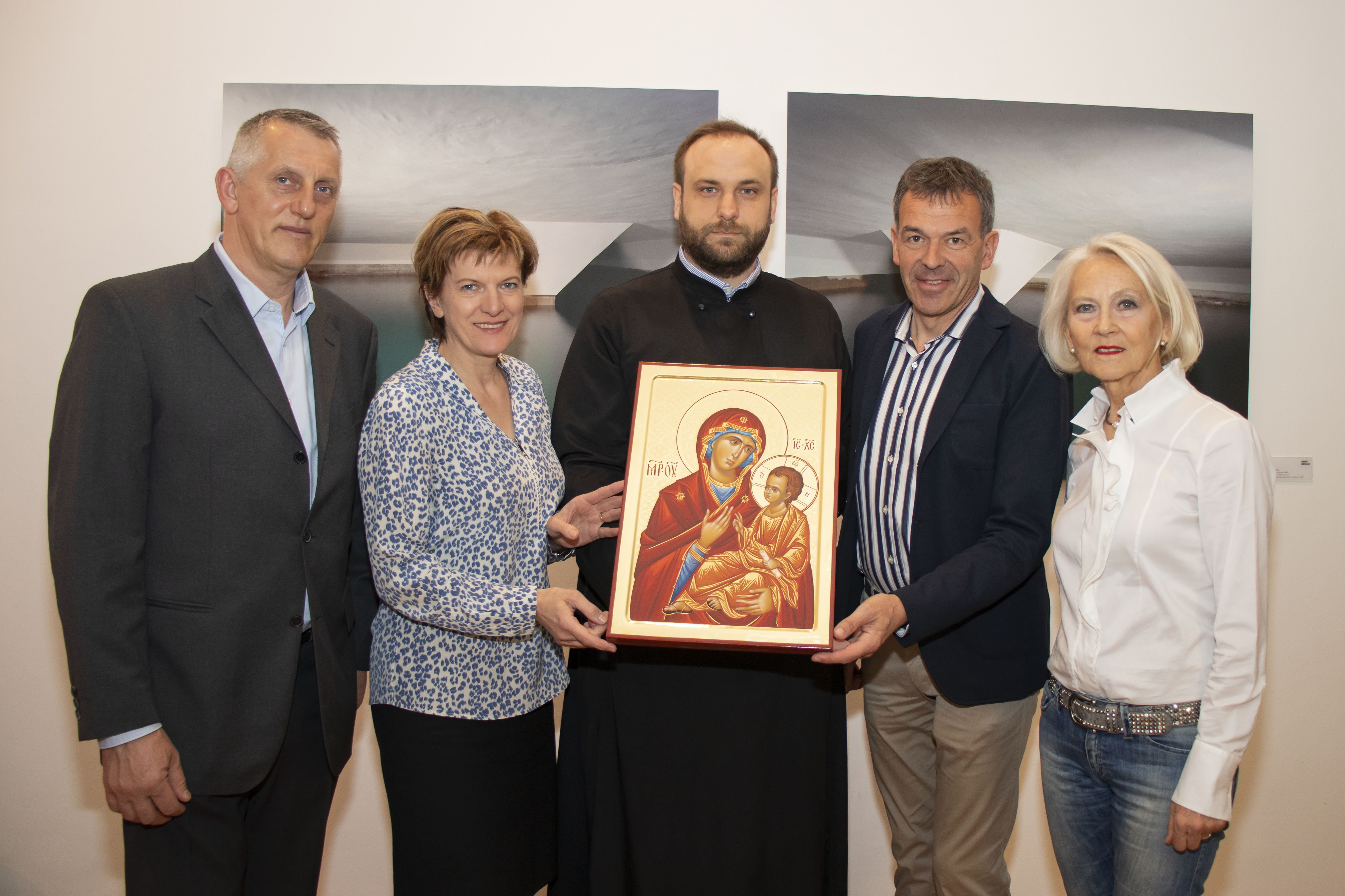 Die serbisch-orthodoxe Gemeinde übernimmt die Herz-Jesu-Kirche in der Maximilianstraße. Die serbische Gemeinde war bisher in der Kapelle der Siebererschule im Stadtteil Saggen untergebracht. Für die in den letzten Jahren stark angewachsene Gemeinde wurde diese Kapelle aber zu klein. Besonderes an größeren Festtagen platzte die Kirche aus allen Nähten, umfasst doch die Kirchengemeinde in Tirol rund 10.000 Gläubige. 27 Jahre nach der Gründung der Gemeinde im Jahr 1992 habe die Kirchengemeinde der serbisch-orthodoxen Christen eine Dauerlösung gefunden. Die orthodoxe Gemeinde dankte der Stadt Innsbruck für den Einsatz für ein neues Gotteshaus: Als Ausdruck dafür überreichten der Erzpriester der Gemeinde, Aleksandar Stolić (Bildmitte), Gordana Nadler (1. v. r., Beisitzerin Kirchengemeinde) sowie Zivorad Karajović (1. v. l., Obmann Kirchengemeinde) an Bürgermeister Georg Willi (2. v. r.) und Vizebürgermeisterin Christine Oppitz-Plörer (2. v. l.) eine Ikone.