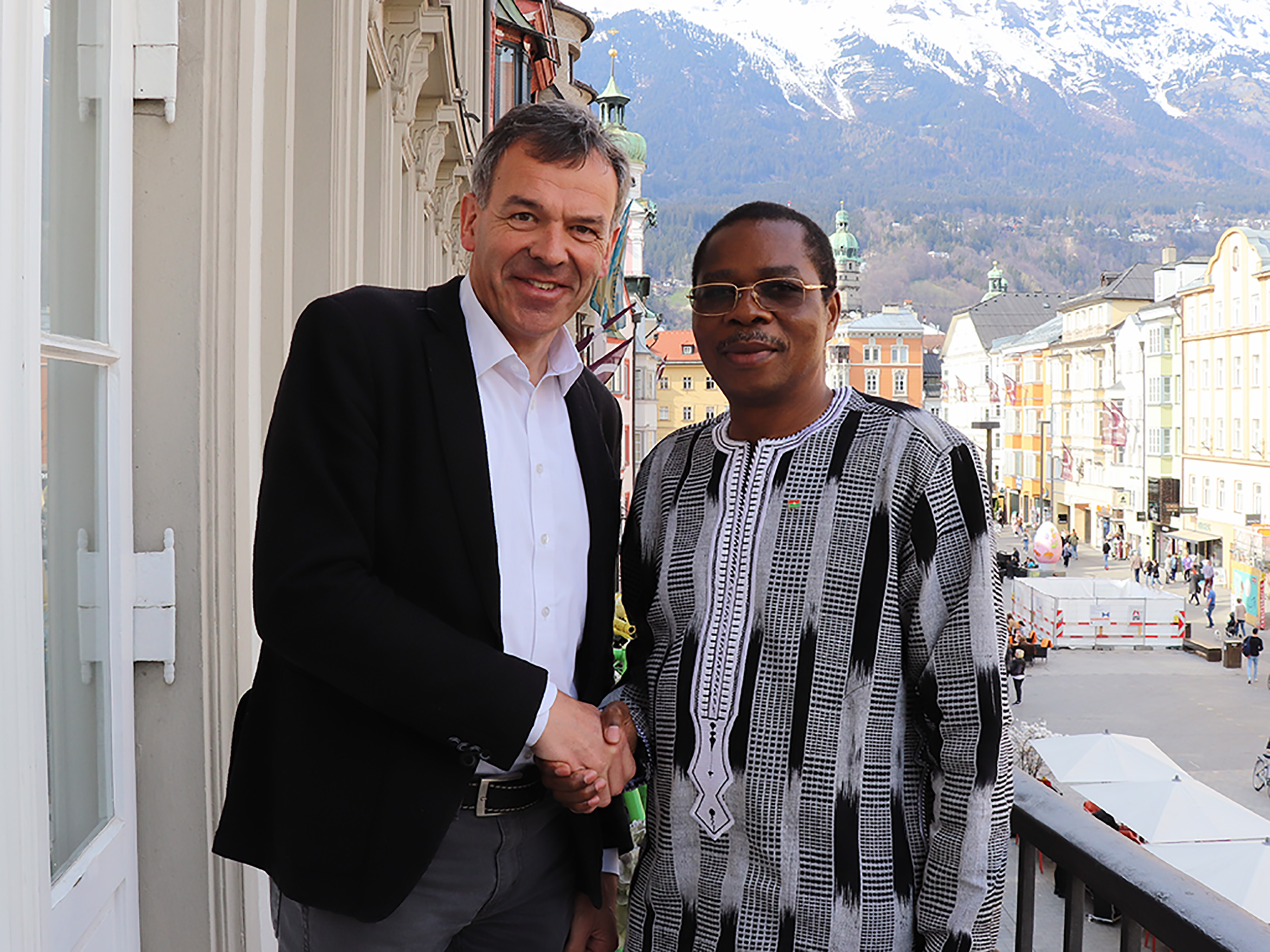 Dieudonné Kéré, Botschafter des westafrikanischen Staates Burkina Faso (3. v. l.), stattete Bürgermeister Georg Willi (r.) gemeinsam mit Ehrenkonsul Erich Lackner (l.) sowie weiteren VertreterInnen seiner Delegation vor Kurzem einen Antrittsbesuch ab.  Neben dem Thema Städtepartnerschaften wurde auch über mögliche Ausbildungskooperationen diskutiert.