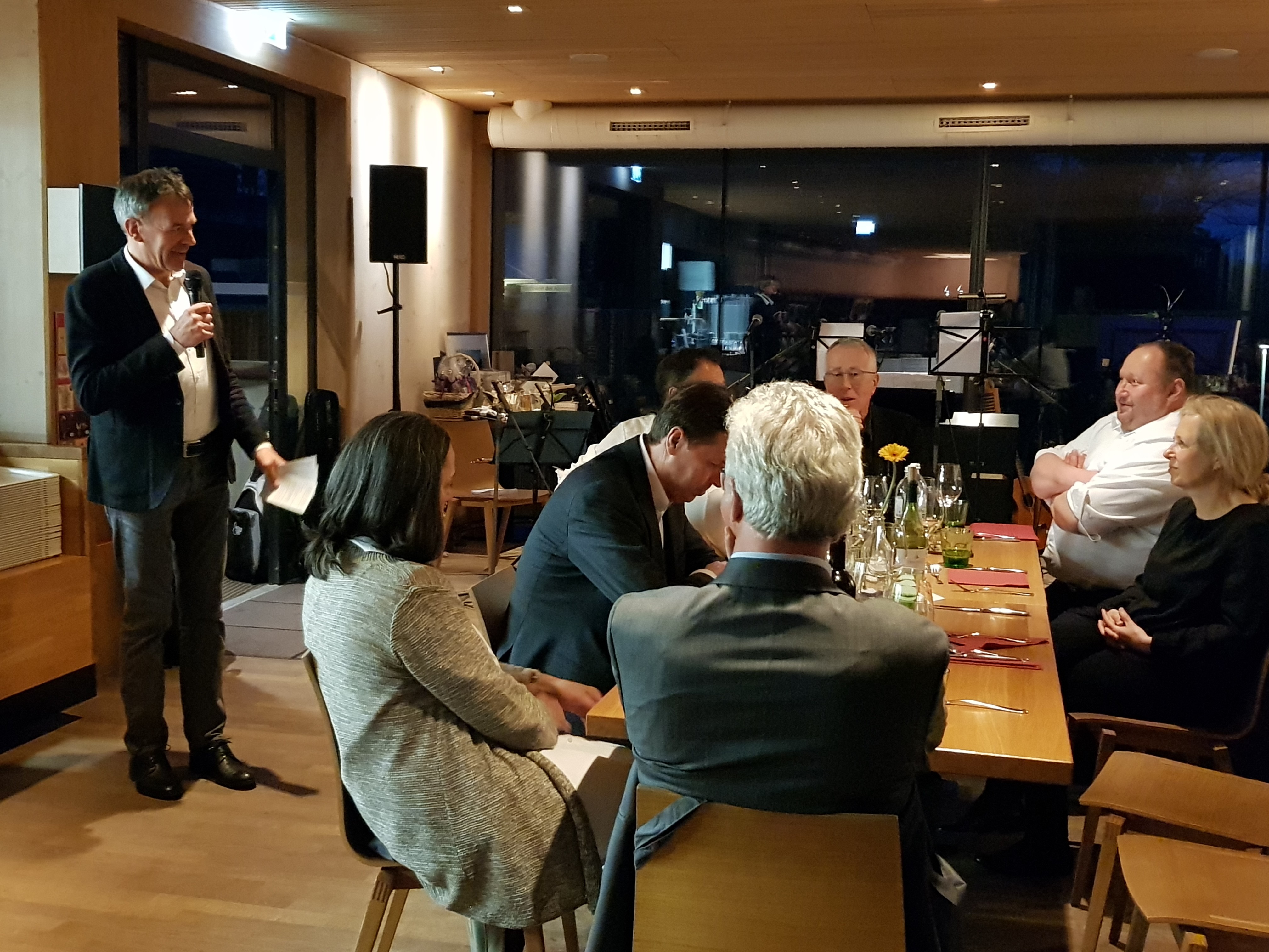 Am 4. April tagte die XV. Alpenkonferenz zum ersten Mal in ihrer Geschichte in der Tiroler Landeshauptstadt. Im Mittelpunkt standen dieses Jahr der Klimawandel in den Alpen, Naturgefahren sowie die nachhaltige Nutzung und der Schutz der alpinen Böden. Am Vorabend der Konferenz hieß Bürgermeister Georg Willi die VertreterInnen der Alpenkonvention im Animahl im Alpenzoo Innsbruck willkommen. Mit der 15. Alpenkonferenz am 3. bzw. 4. April 2019 in Innsbruck endet die Österreichische Präsidentschaft der Alpenkonvention.