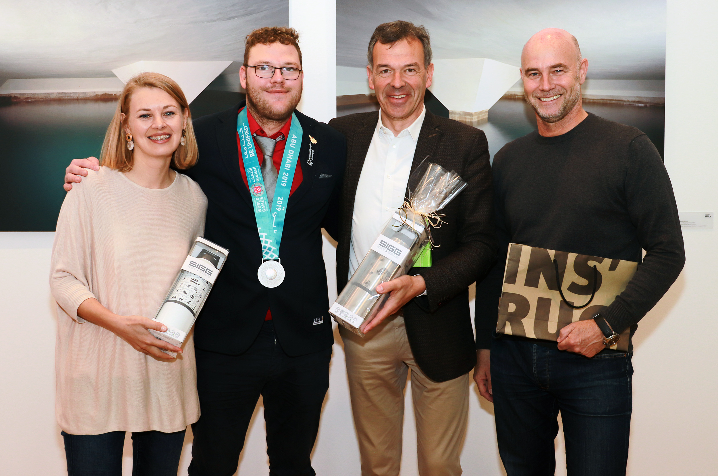 Raphael Bantner konnte als einziger Tiroler Athlet eine Medaille von den Special Olympic Games 2019 im März in Abu Dhabi mitnehmen. Der Fußball-Torhüter durfte sich mit seinem Team über Silber freuen. Bürgermeister Georg Willi, Sportstadträtin Elisabeth Mayr und Sportamtsleiter Romuald Niescher empfingen den Sportler im Rathaus und gratulierten herzlich. Bei seinem Besuch im Rathaus erzählte er von den Spielen sowie seinen Erlebnissen. Bereits jetzt freut er sich auf die nächste Austragung in Berlin 2023. Als Anerkennung bekam er ein kleines Präsent überreicht.