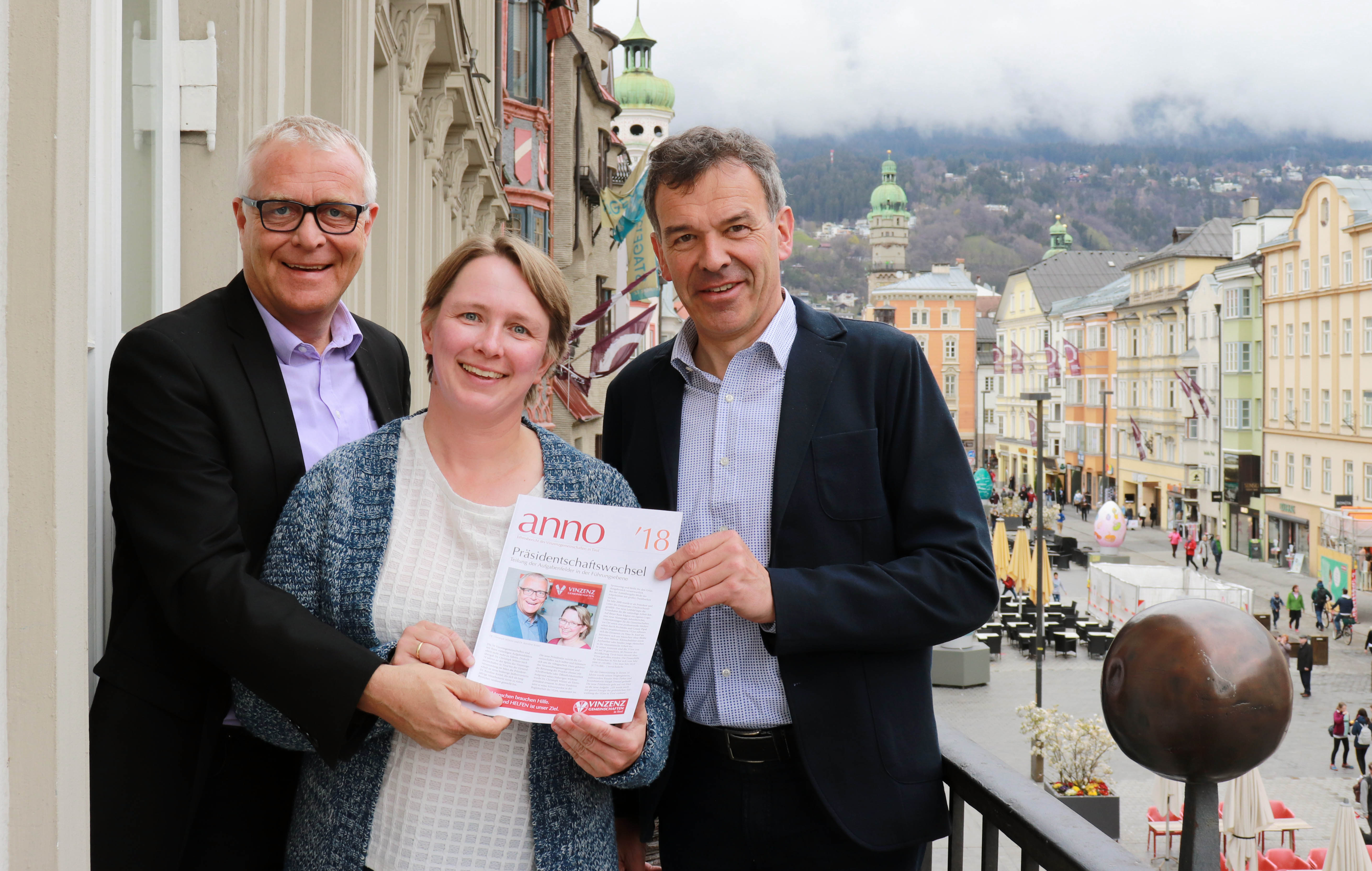 Die Vinzenzgemeinschaft sind Vereine für Jung und Alt. Unabhängig von Herkunft oder Religionsbekenntnis kümmern sie sich um Mitmenschen in seelischer oder materieller Not. In Tirol gibt es mehr als 70 Vinzenzgemeinschaften mit rund 600 Mitgliedern. Anfang April empfing Bürgermeister Georg Willi Präsidentin Dr.in Karoline Knitel und Ehrenpräsident Dr. Christoph Wötzer (l.) im Innsbrucker Rathaus. Nach 18 Jahren an der Spitze der Vinzenzgemeinschaften in Tirol übergab Christoph Wötzer die Präsidentschaft im vergangenen Jahr an seine bisherige Stellvertreterin Karoline Knitel.