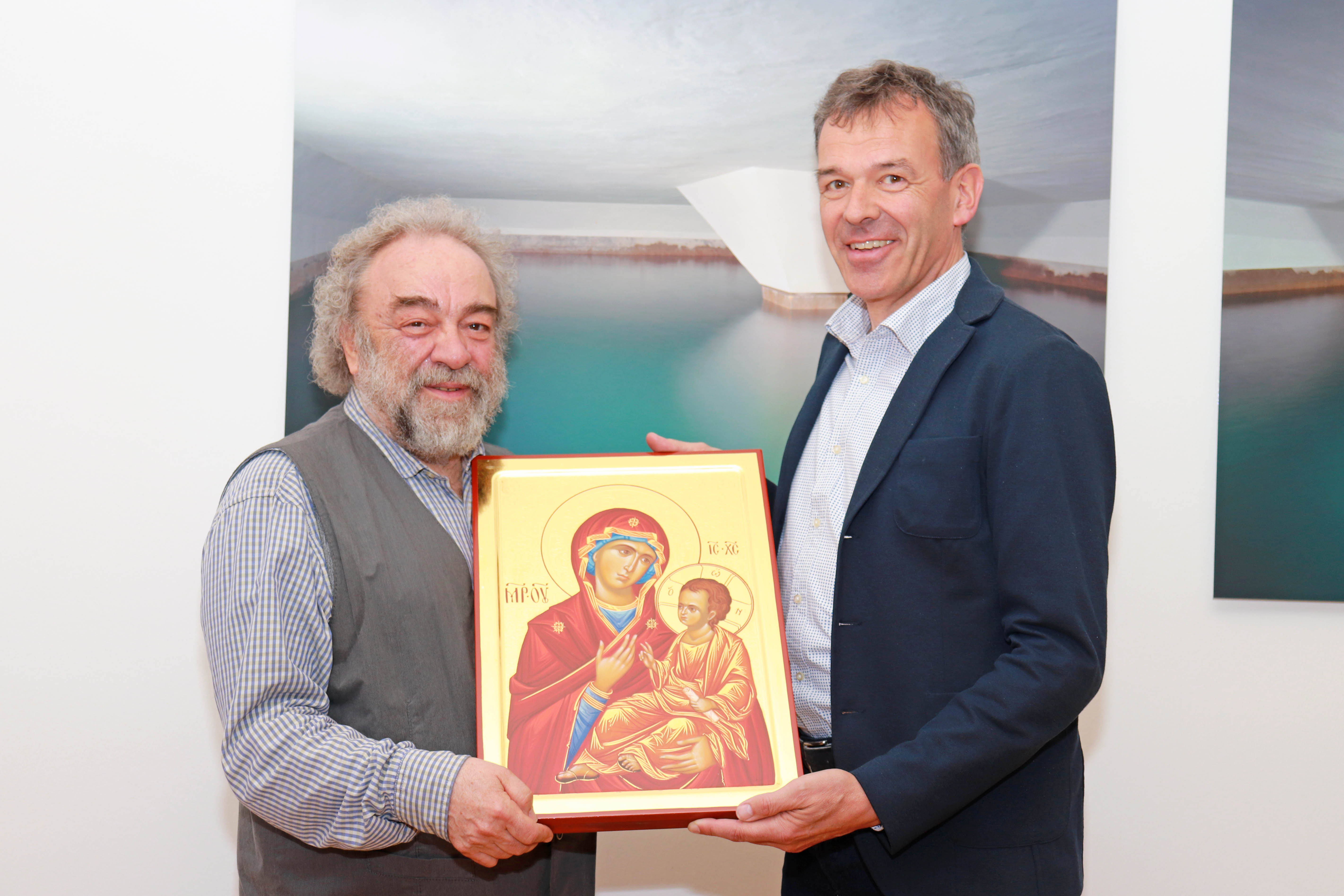 Mit der Herz-Jesu-Kirche bekam die serbisch-orthodoxe Gemeinde in Innsbruck ein eigenes Gotteshaus zur Verfügung gestellt. Als Dankeschön überreichten vor Kurzem Erzpriester Aleksandar Stolić und VertreterInnen der Gemeinde der Stadt Innsbruck eine Ikone. Diese serbisch-orthodoxe Ikone wurde nun von Innsbrucks Bürgermeister Georg Willi als dauerhafte Leihgabe der Klinikseelsorge Innsbruck, geleitet von Mag. Andreas Krzyzan (l.), überreicht. Die Ikone wird zukünftig in der Kreuzkapelle im Medizinzentrum Anichstraße (MZA) der Universitätsklinik Innsbruck hängen.