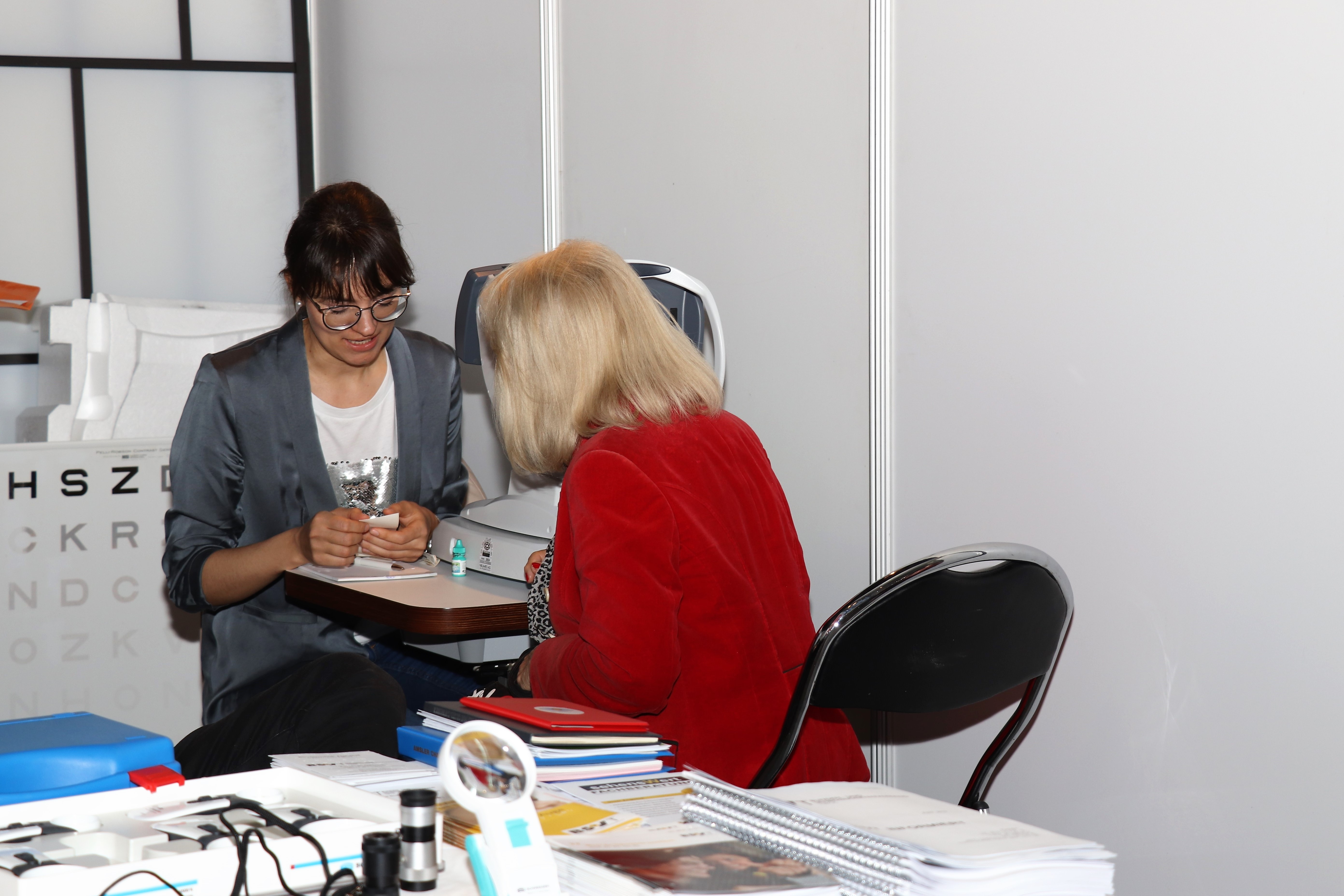 Die Möglichkeit wie im Bild die Sehkraft oder Blutdruck und Blutzucker testen zu lassen, wurde von den BesucherInnen gerne in Anspruch genommen.