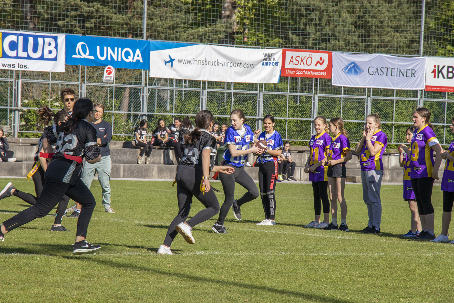 Beim kontaktlosen Flag-Football geht es ums Werfen sowie Fangen und der/dem BallträgerIn wird einfach die Flagge vom Gurt gezogen um sie bzw. ihn zu stoppen.